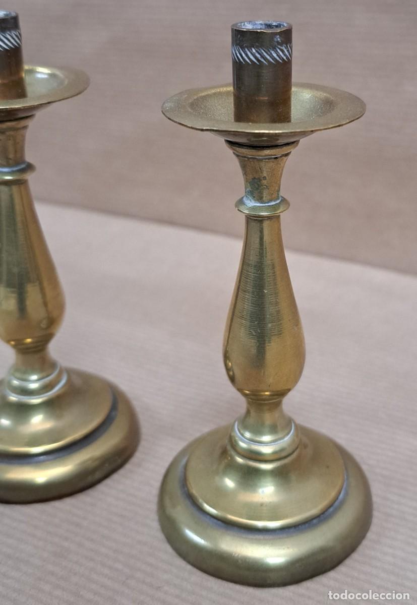 Antig&uuml;edades: 2 peque&ntilde;os candelabros de bronce - Foto 2