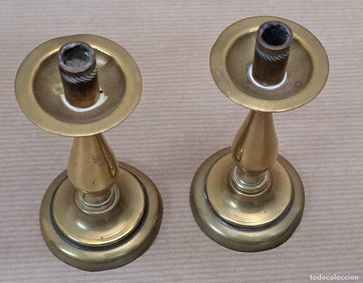Antig&uuml;edades: 2 peque&ntilde;os candelabros de bronce - Foto 3