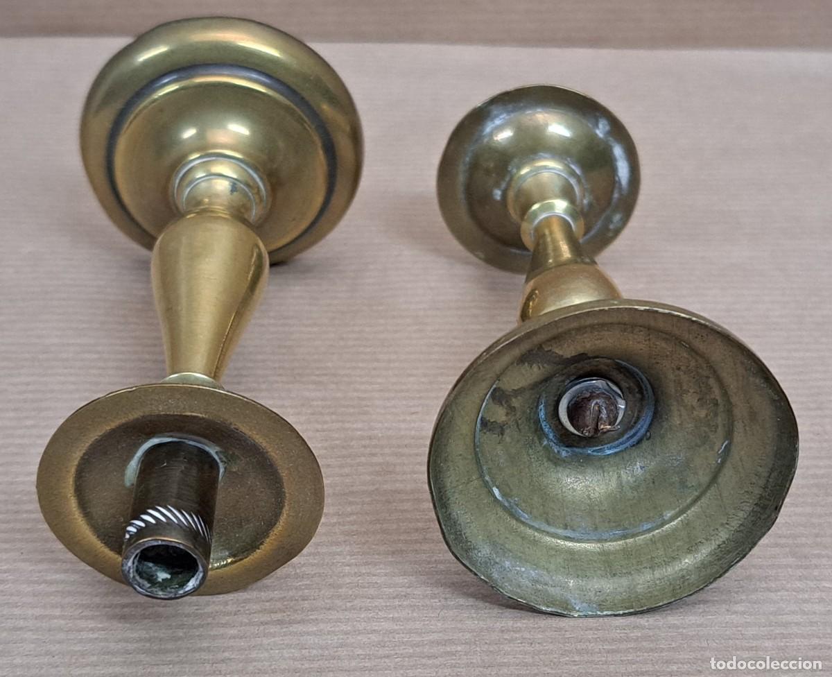 Antig&uuml;edades: 2 peque&ntilde;os candelabros de bronce - Foto 4