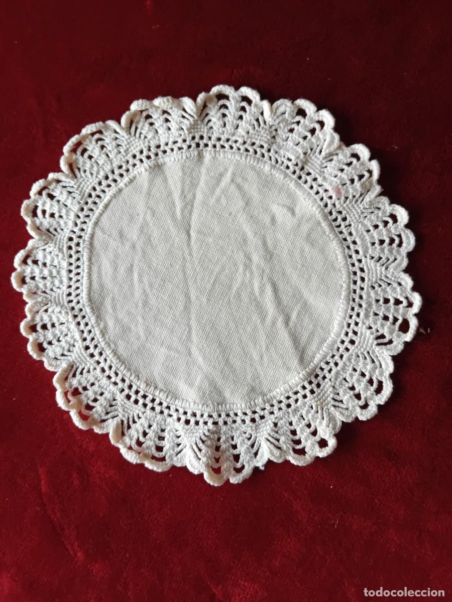 Antig&uuml;edades: Tapete blanco de ganchillo antiguo - Foto 1