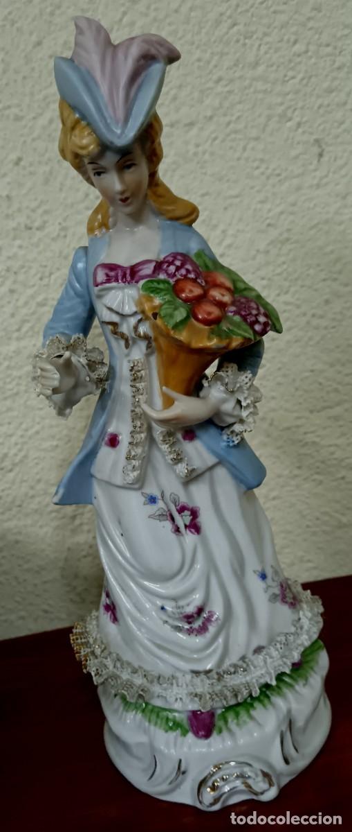 Antiques: FIGURA PORCELANA CON PUNTILLA MUJER CON RAMO FLORES THE LEONARDO COLLECTION 31 CM. ALTURA