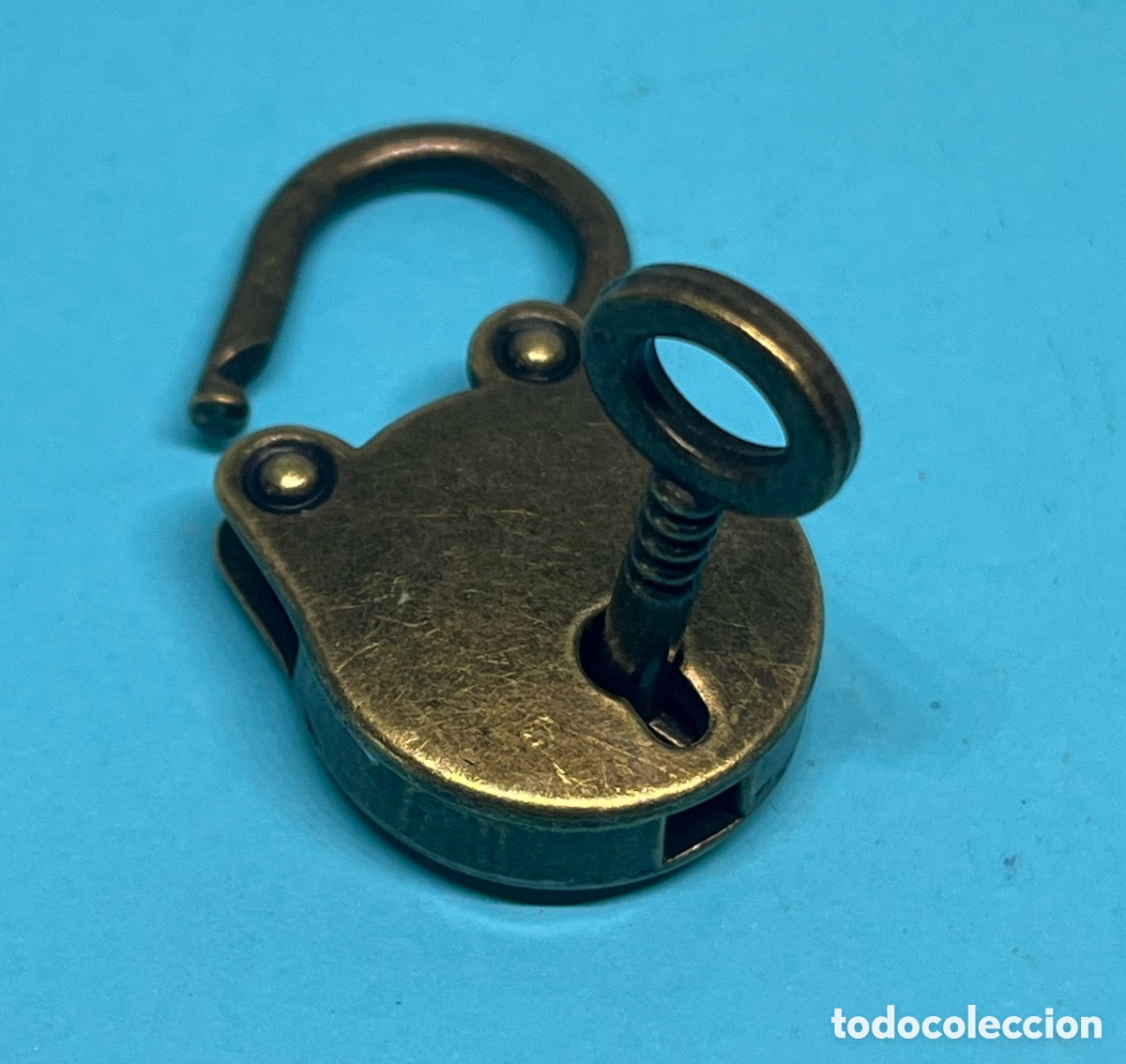 Antig&uuml;edades: CANDADO DE BRONDE CON LLAVE Dorado - Foto 2
