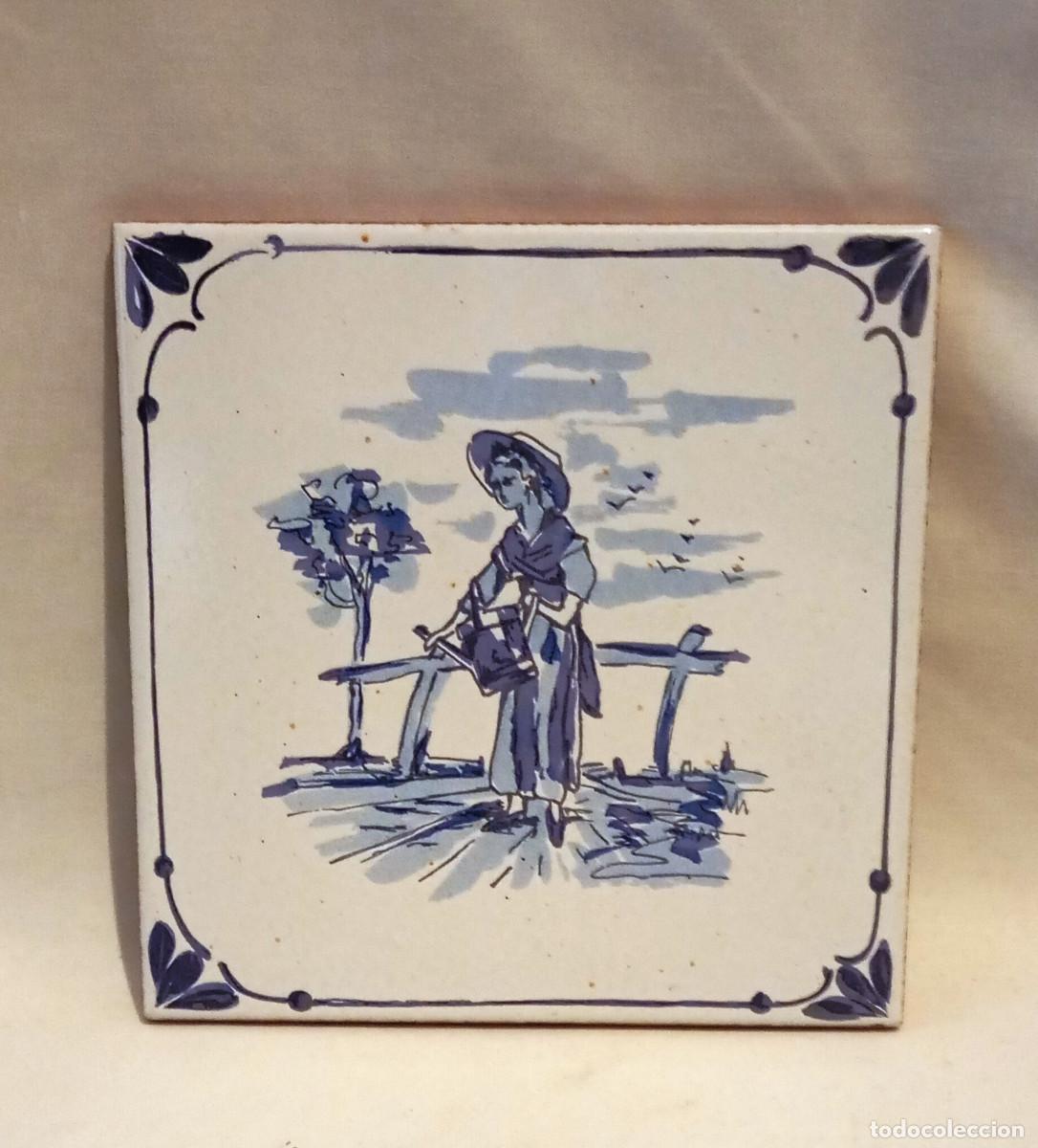 Antig&uuml;edades: Azulejo tipo Delft holand&eacute;s Mujer con regadera - Foto 1