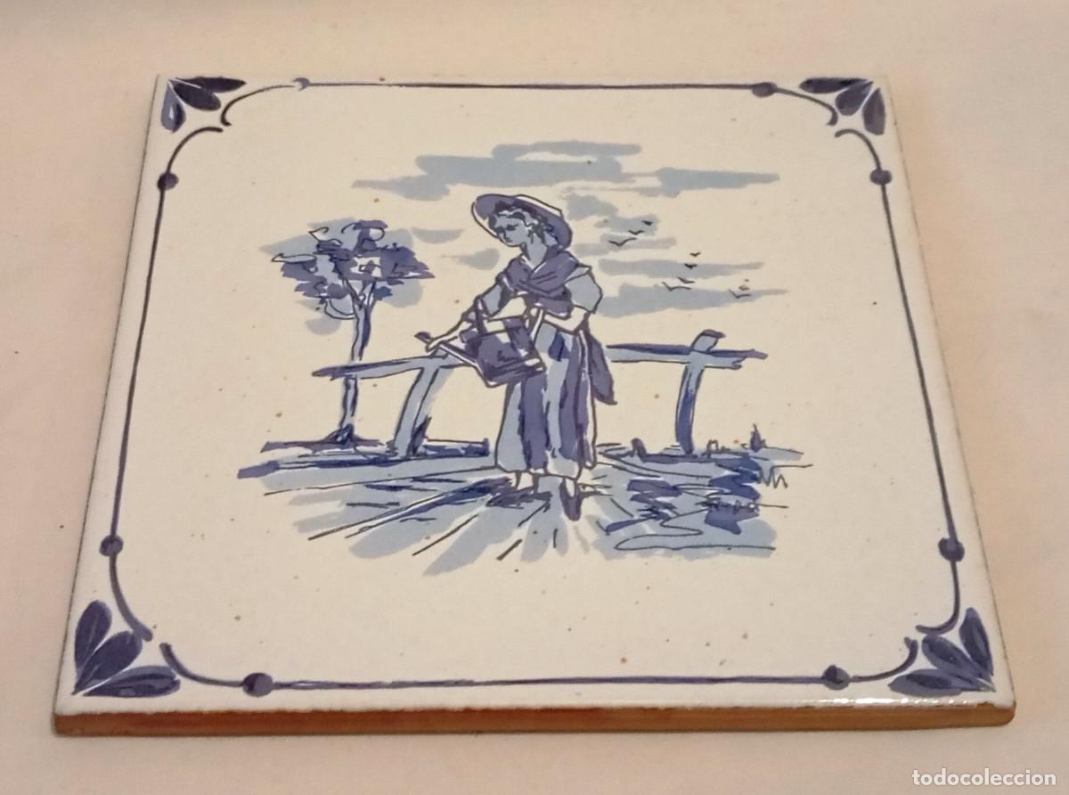 Antig&uuml;edades: Azulejo tipo Delft holand&eacute;s Mujer con regadera - Foto 2