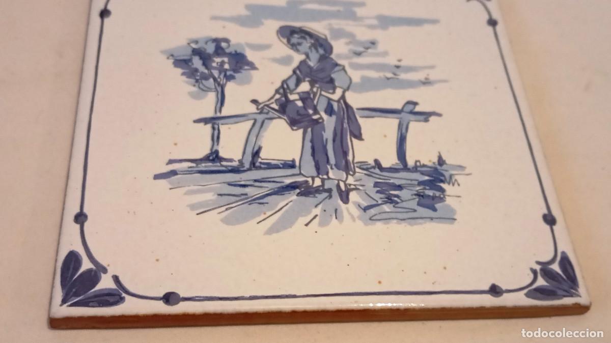 Antig&uuml;edades: Azulejo tipo Delft holand&eacute;s Mujer con regadera - Foto 3