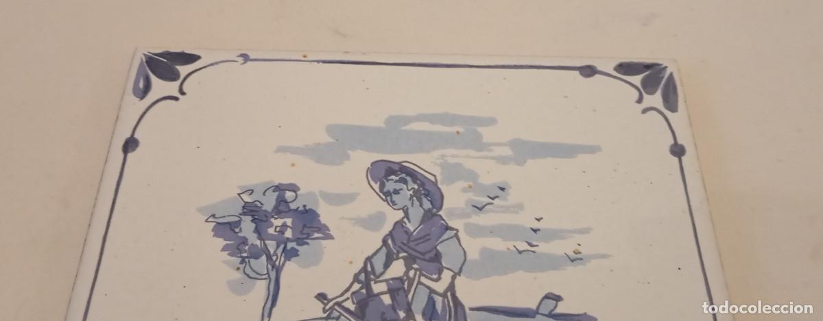 Antig&uuml;edades: Azulejo tipo Delft holand&eacute;s Mujer con regadera - Foto 4
