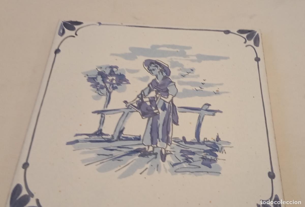 Antig&uuml;edades: Azulejo tipo Delft holand&eacute;s Mujer con regadera - Foto 5