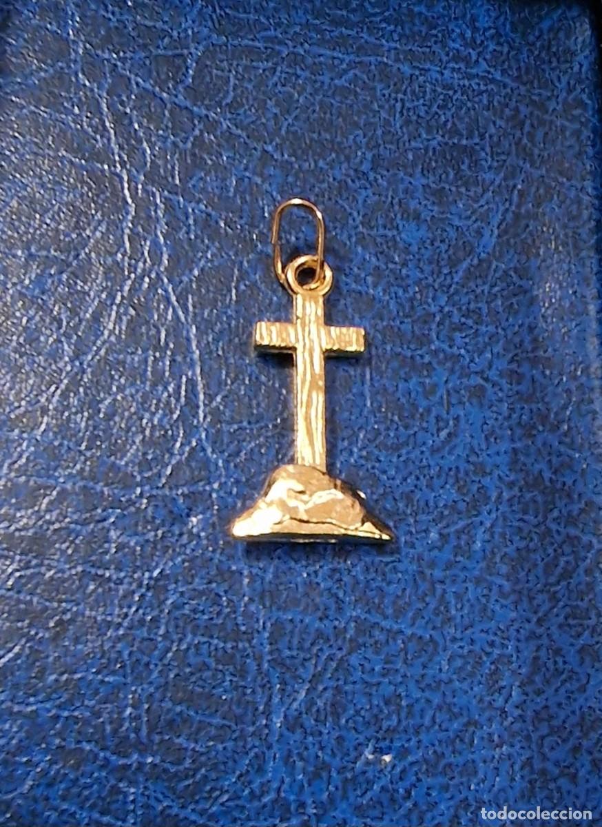 Antig&uuml;edades: Cruz del Calvario dorada - Foto 1