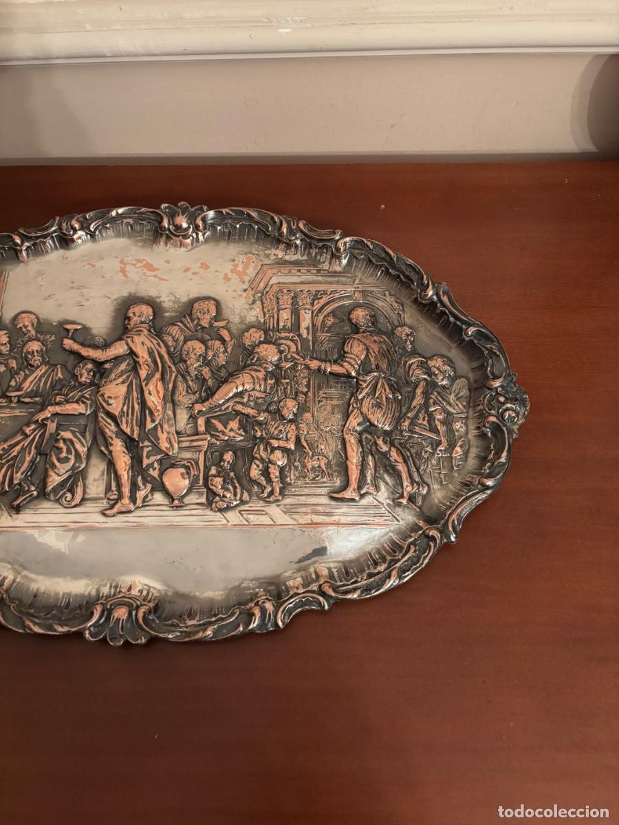 Antig&uuml;edades: Bandeja en relieve metal plateado - Foto 4