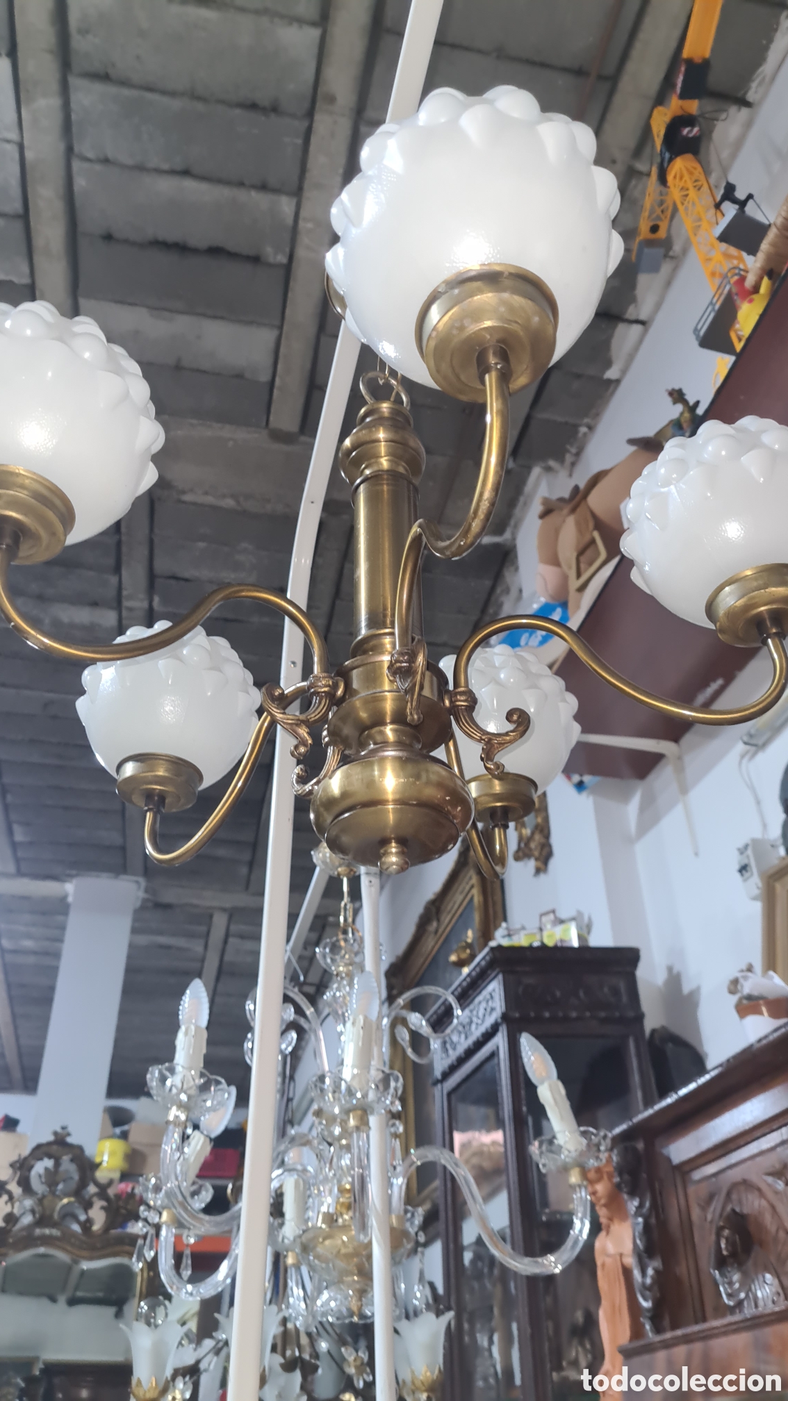 Antig&uuml;edades: l&aacute;mpara de bronce con tulipa de opalina - Foto 2