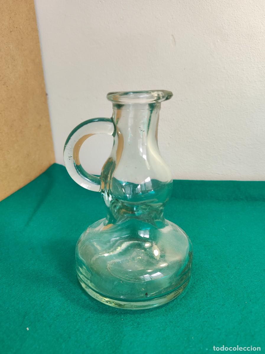 Antig&uuml;edades: Aceitera de vidrio vintage con asa circular - Foto 1