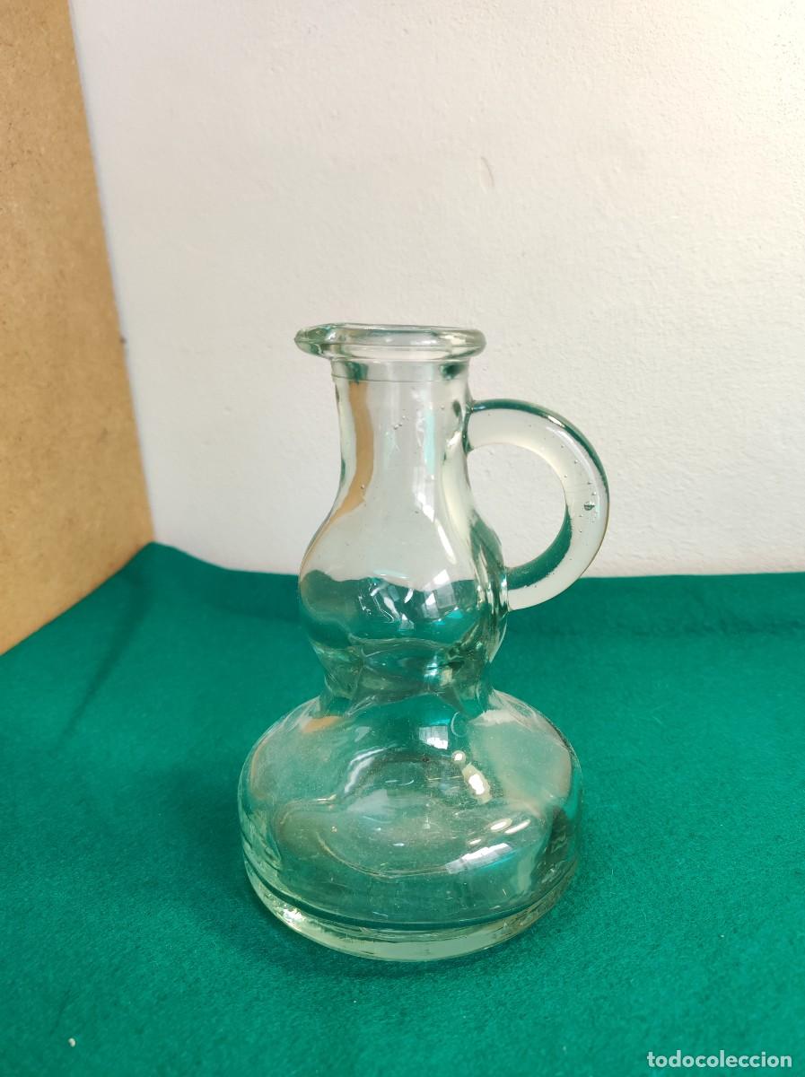Antig&uuml;edades: Aceitera de vidrio vintage con asa circular - Foto 3