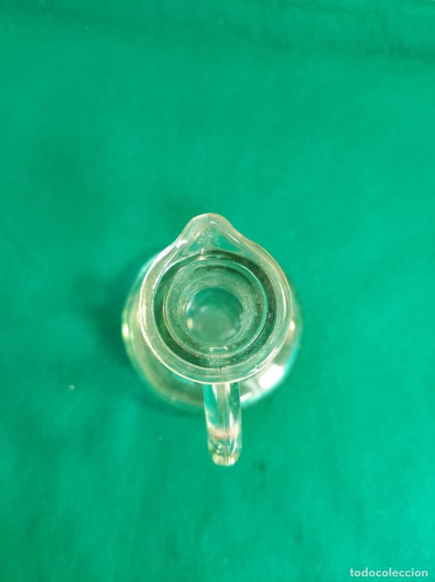 Antig&uuml;edades: Aceitera de vidrio vintage con asa circular - Foto 4
