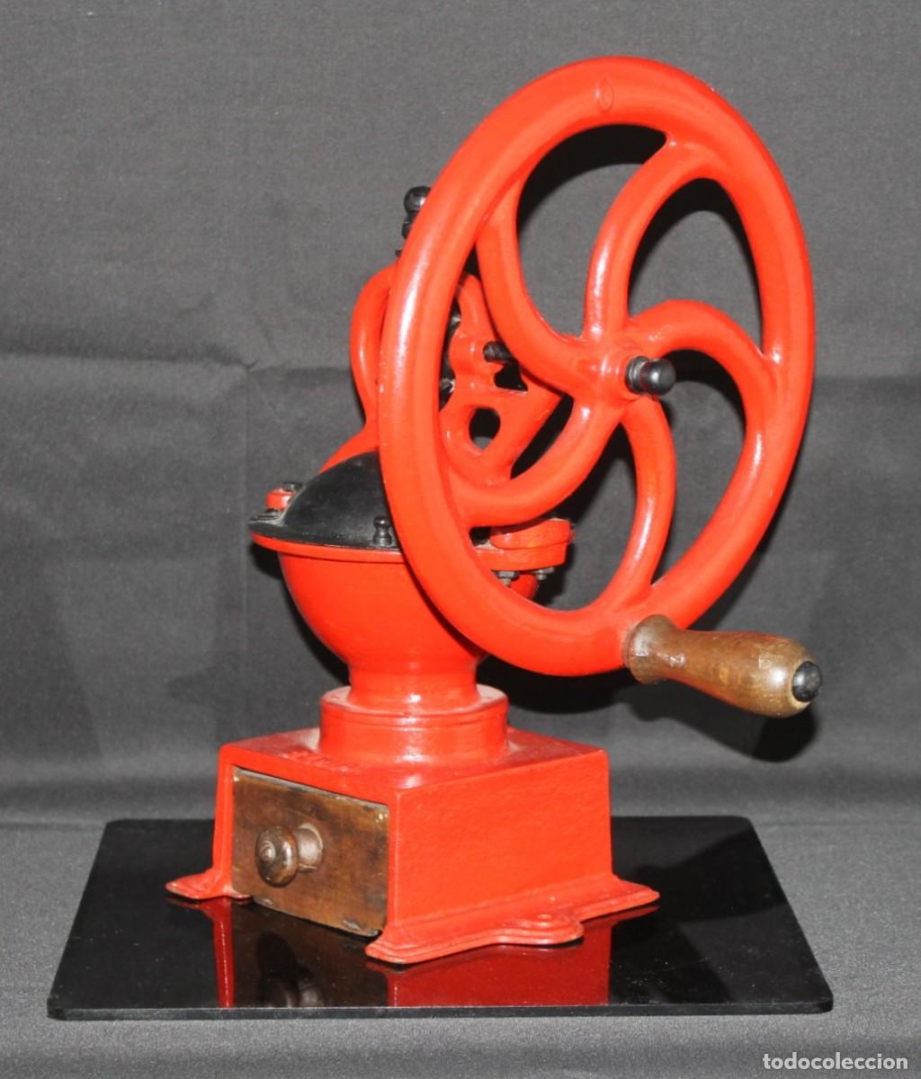 Antig&uuml;edades: Molinillo de caf&eacute; Elma n&deg; 0 de color rojo con rueda. Perfecto estado.