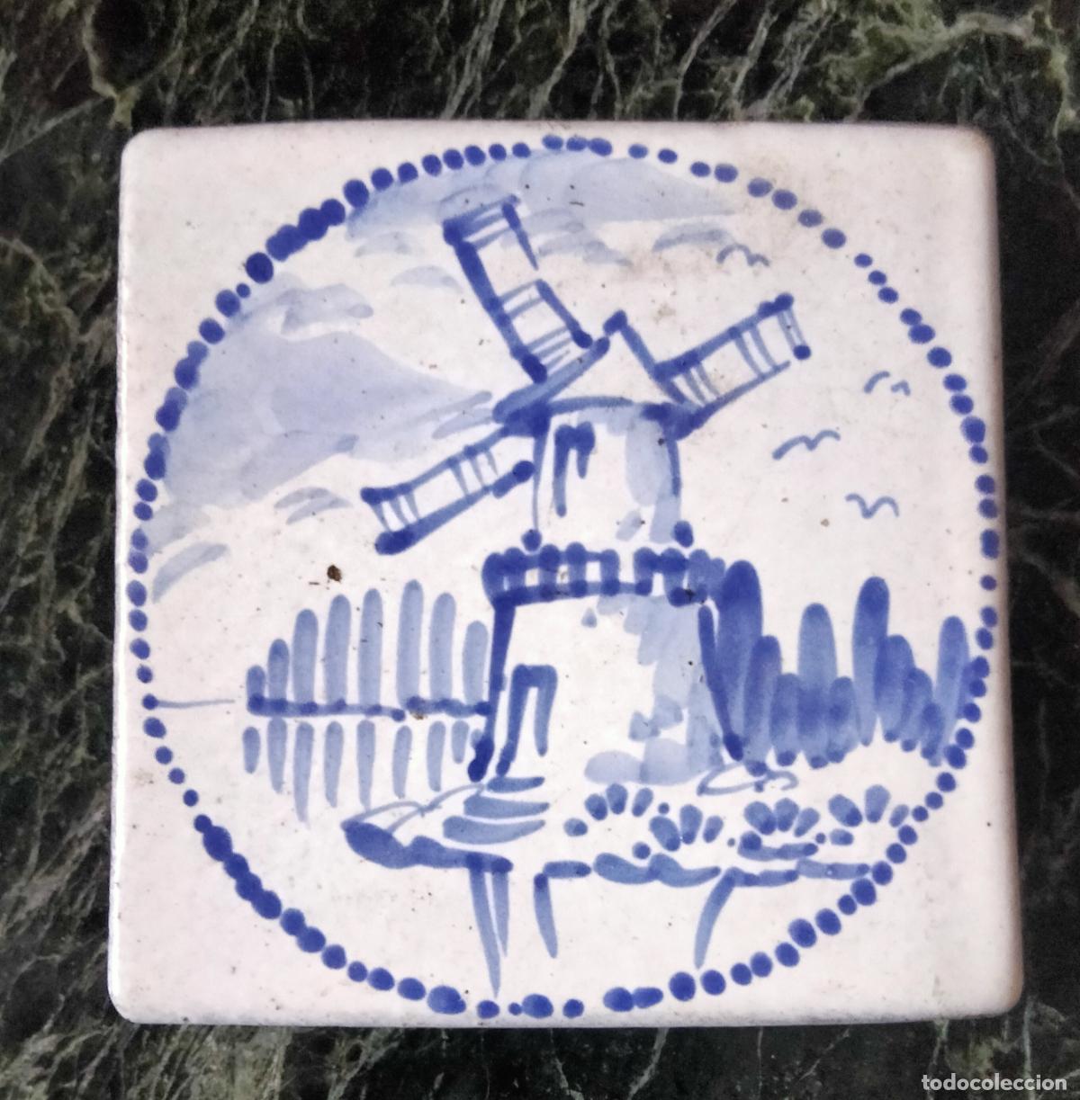 Antig&uuml;edades: Azulejo vidriado con molino. Azul. - Foto 1