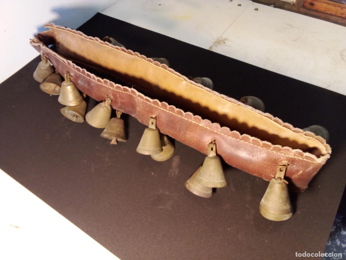 Antig&uuml;edades: COLLAR DE 24 CAMPANAS ANTIGUO - Foto 3