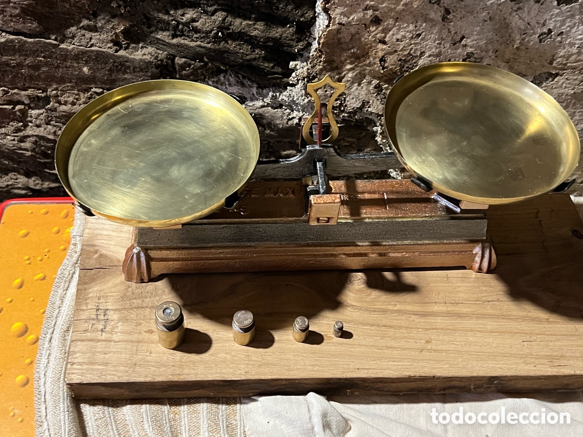Antig&uuml;edades: ANTIGUA BASCULA 2 PLATOS CON PESAS. - Foto 2