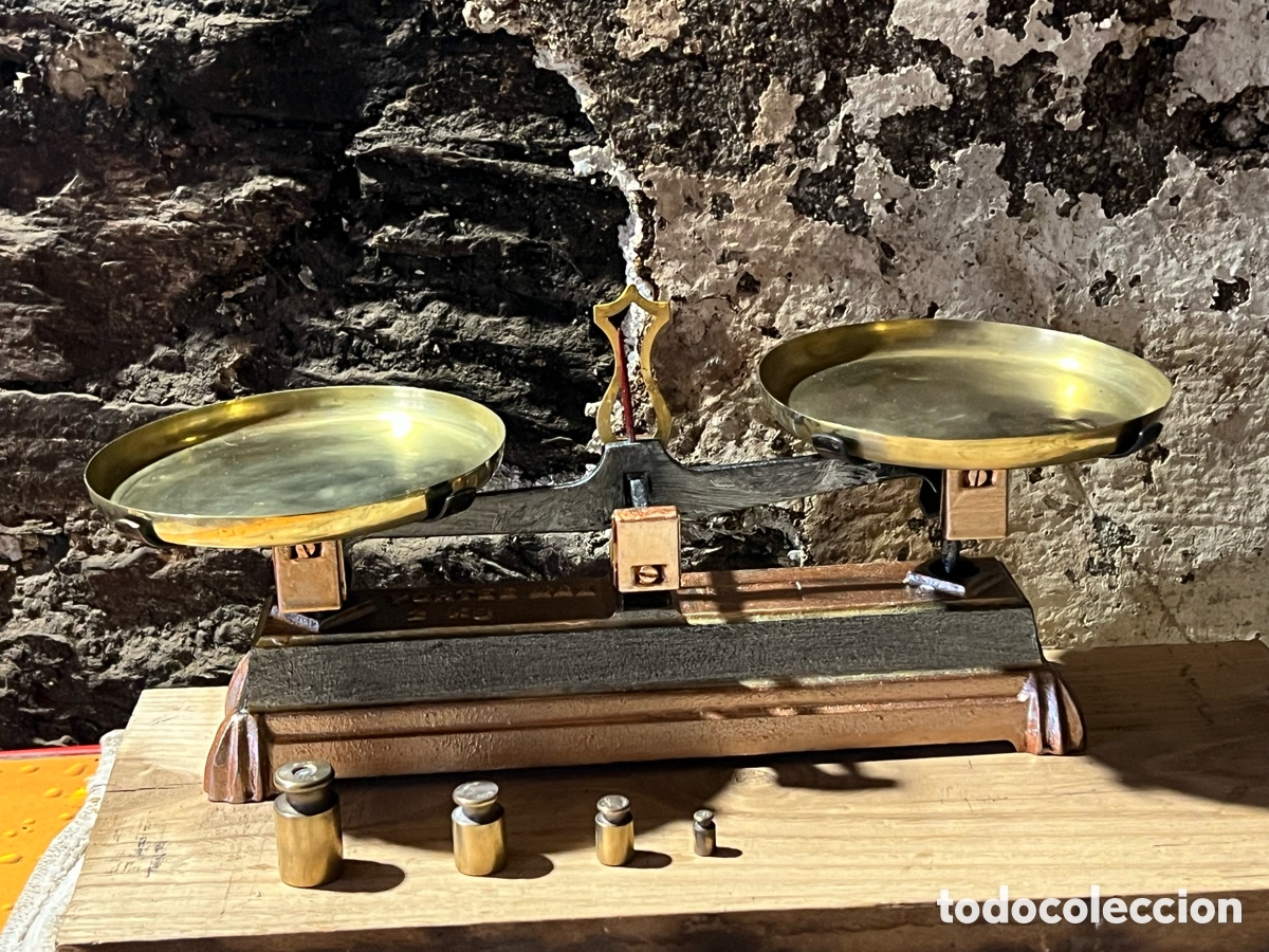 Antig&uuml;edades: ANTIGUA BASCULA 2 PLATOS CON PESAS. - Foto 4