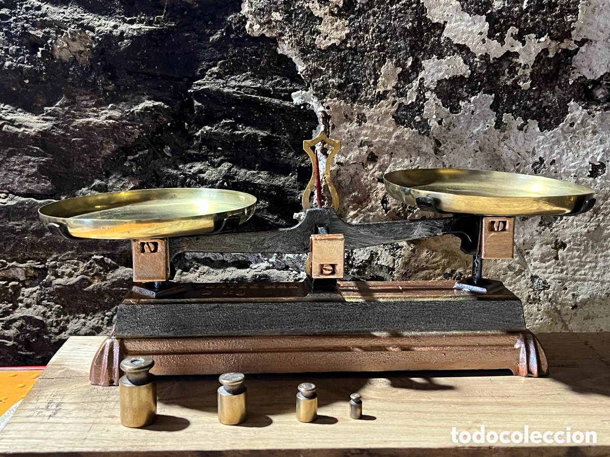Antig&uuml;edades: ANTIGUA BASCULA 2 PLATOS CON PESAS. - Foto 1