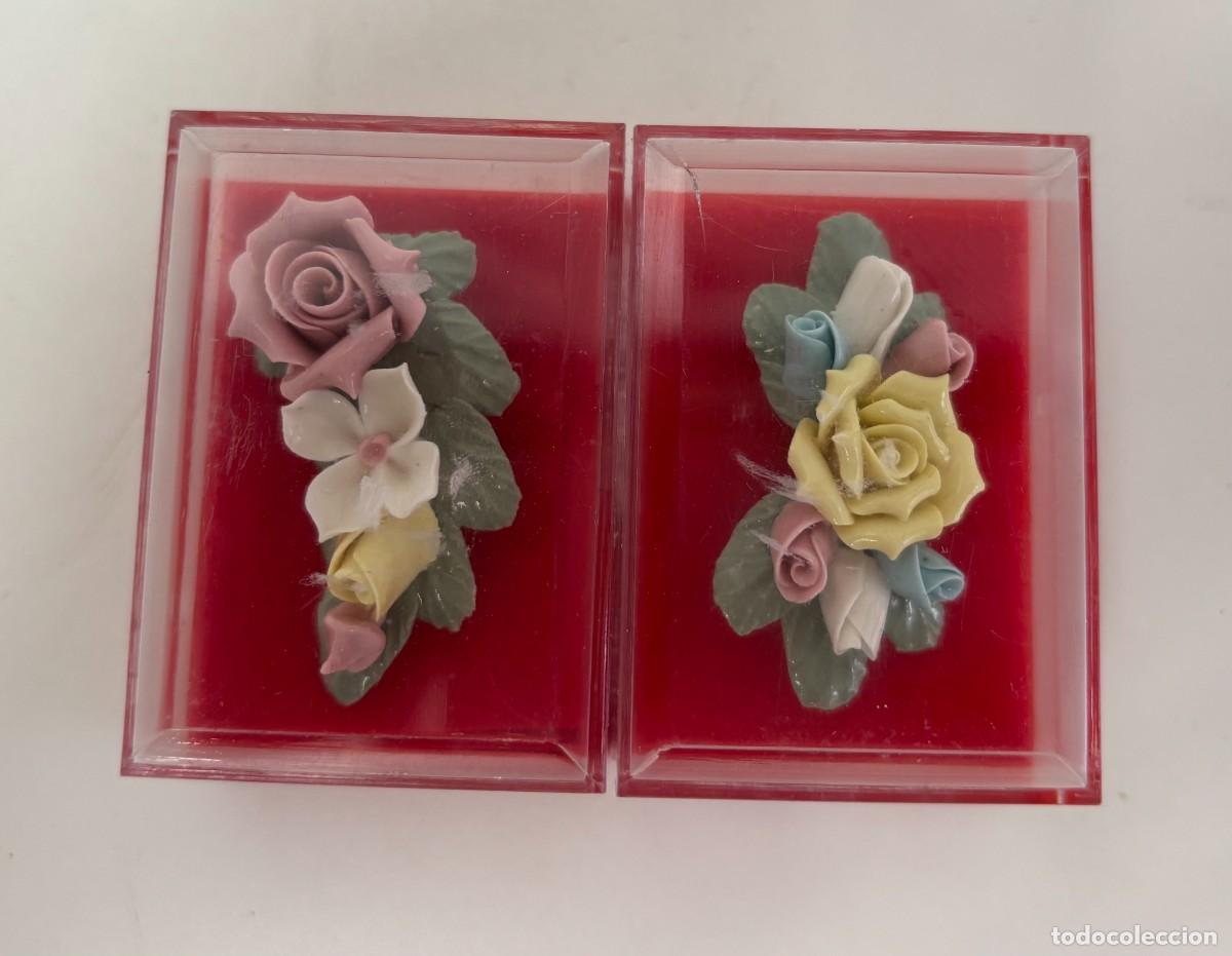 Antig&uuml;edades: DOS BROCHES FLOR DE PORCELANA VINTAGE
