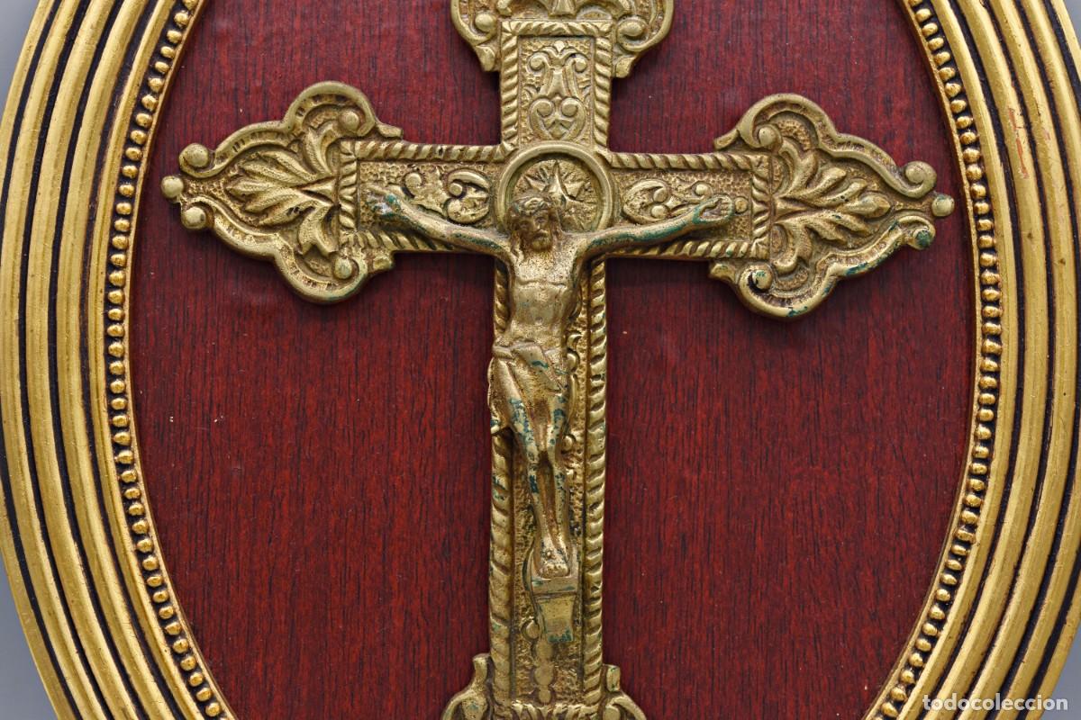 Antig&uuml;edades: Crucifijo de bronce enmarcado - Foto 4