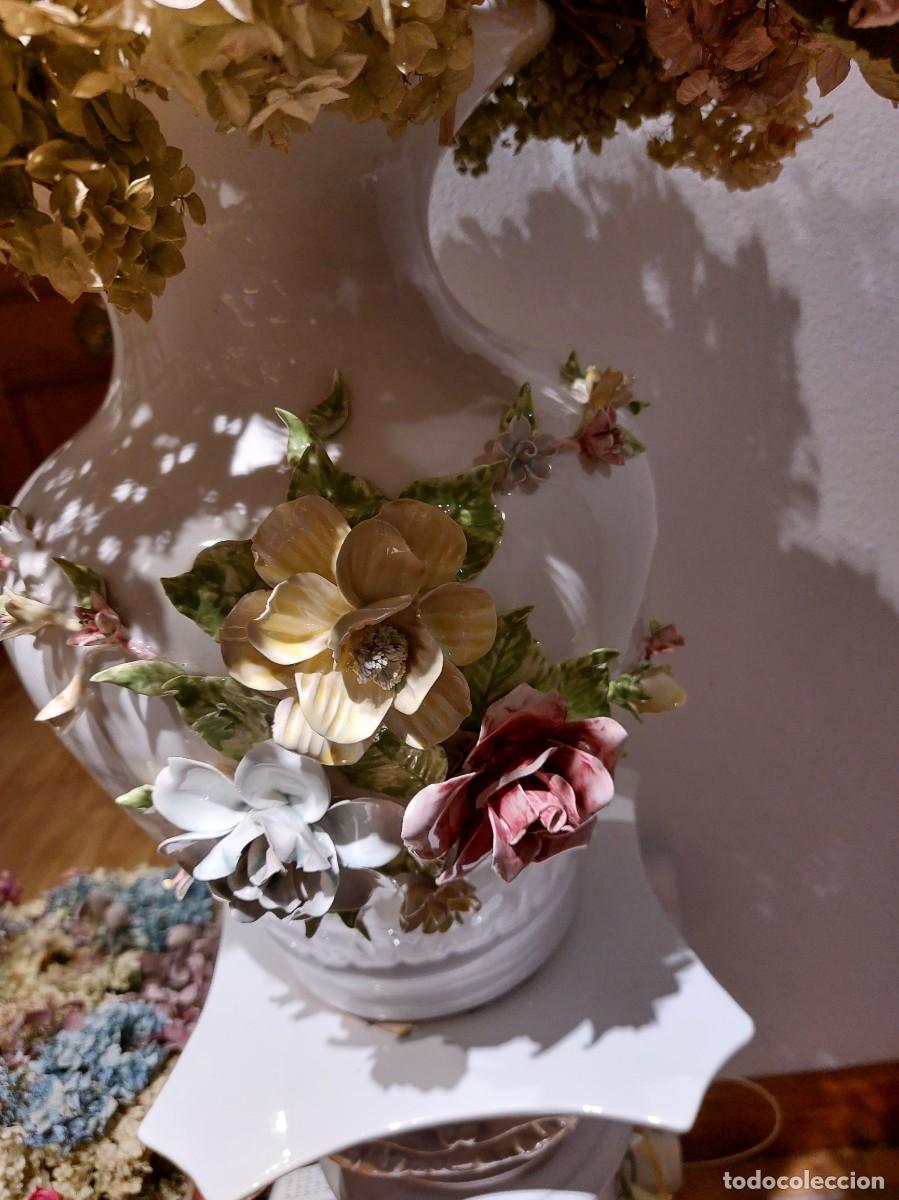 Antig&uuml;edades: Jarr&oacute;n blanco con flores multicolor en relieve - Foto 1