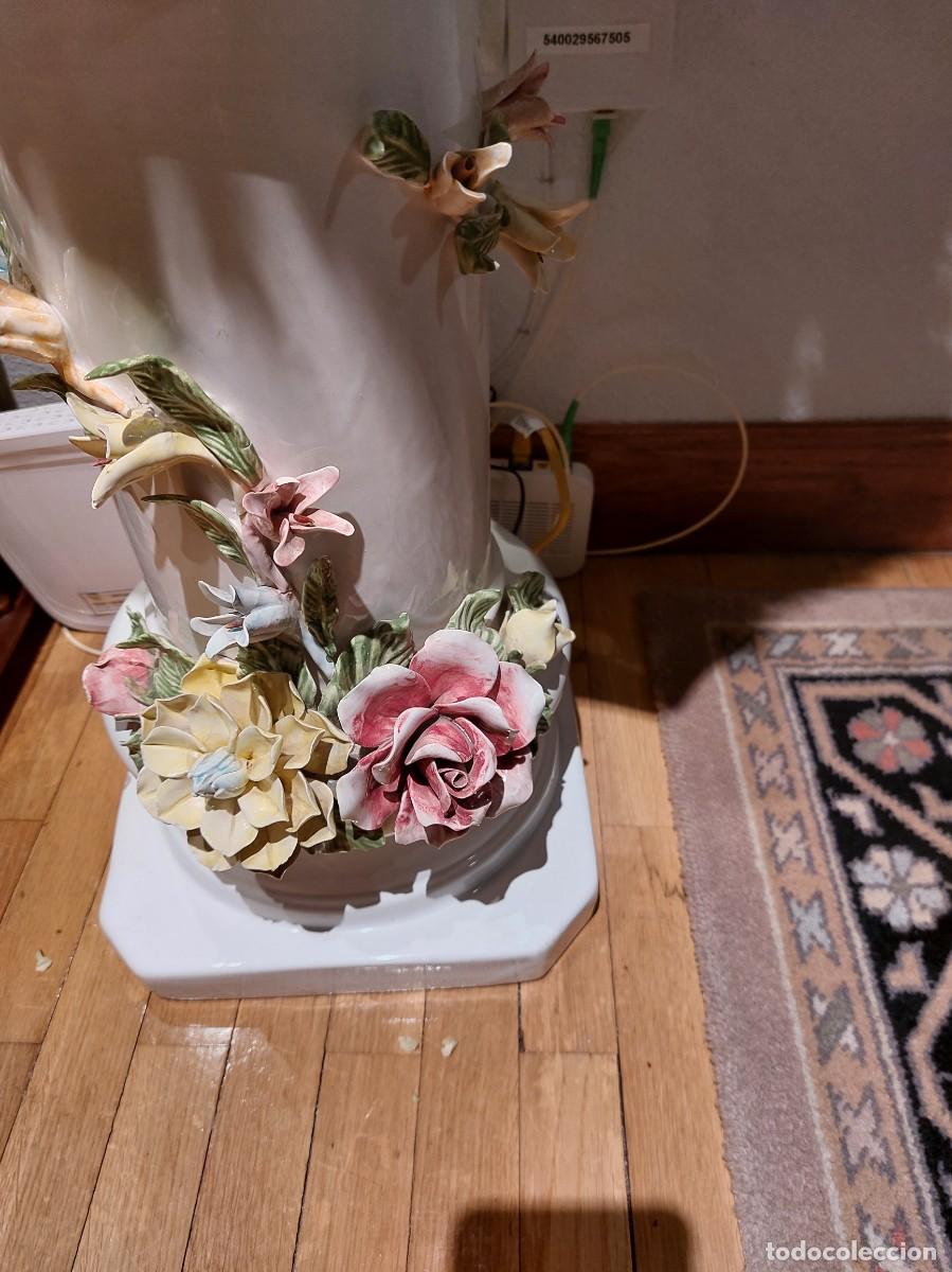 Antig&uuml;edades: Jarr&oacute;n blanco con flores multicolor en relieve - Foto 2