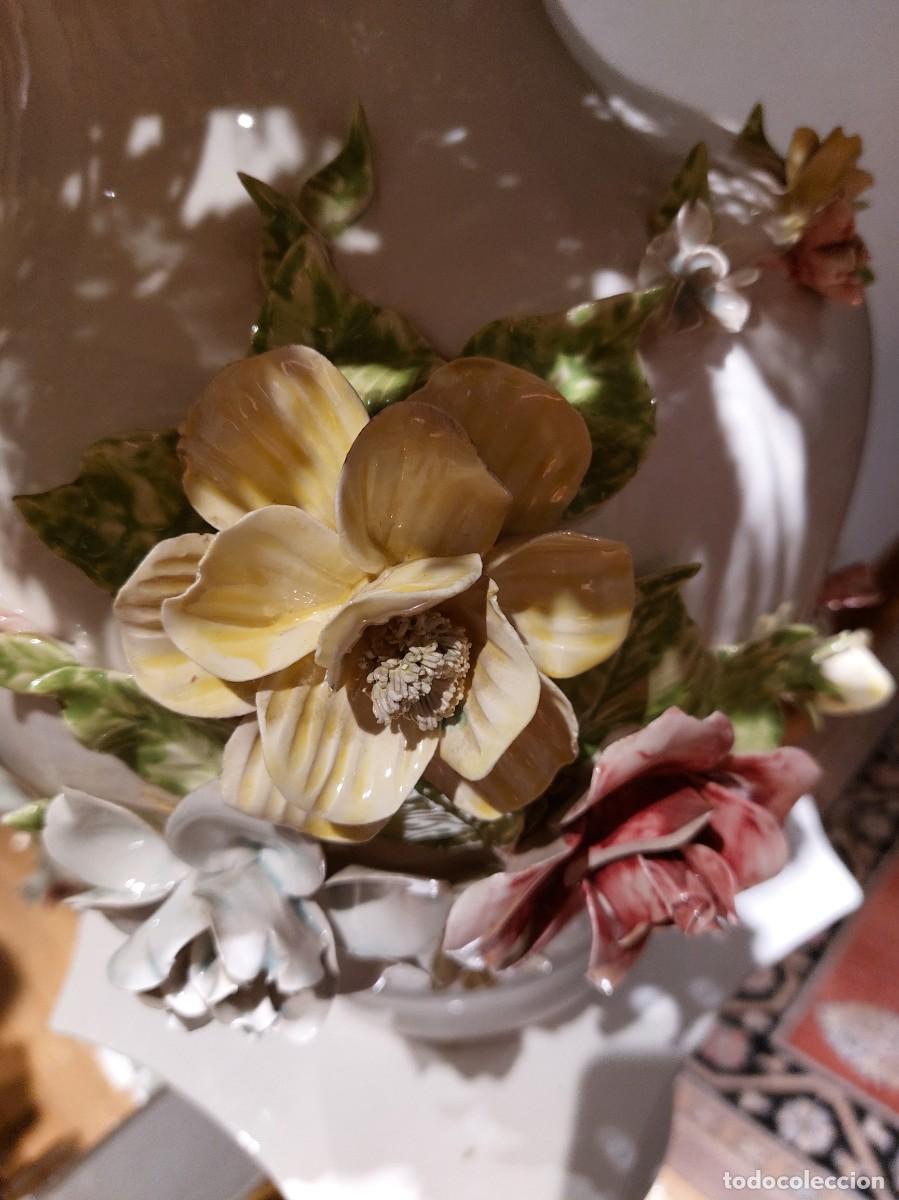 Antig&uuml;edades: Jarr&oacute;n blanco con flores multicolor en relieve - Foto 3
