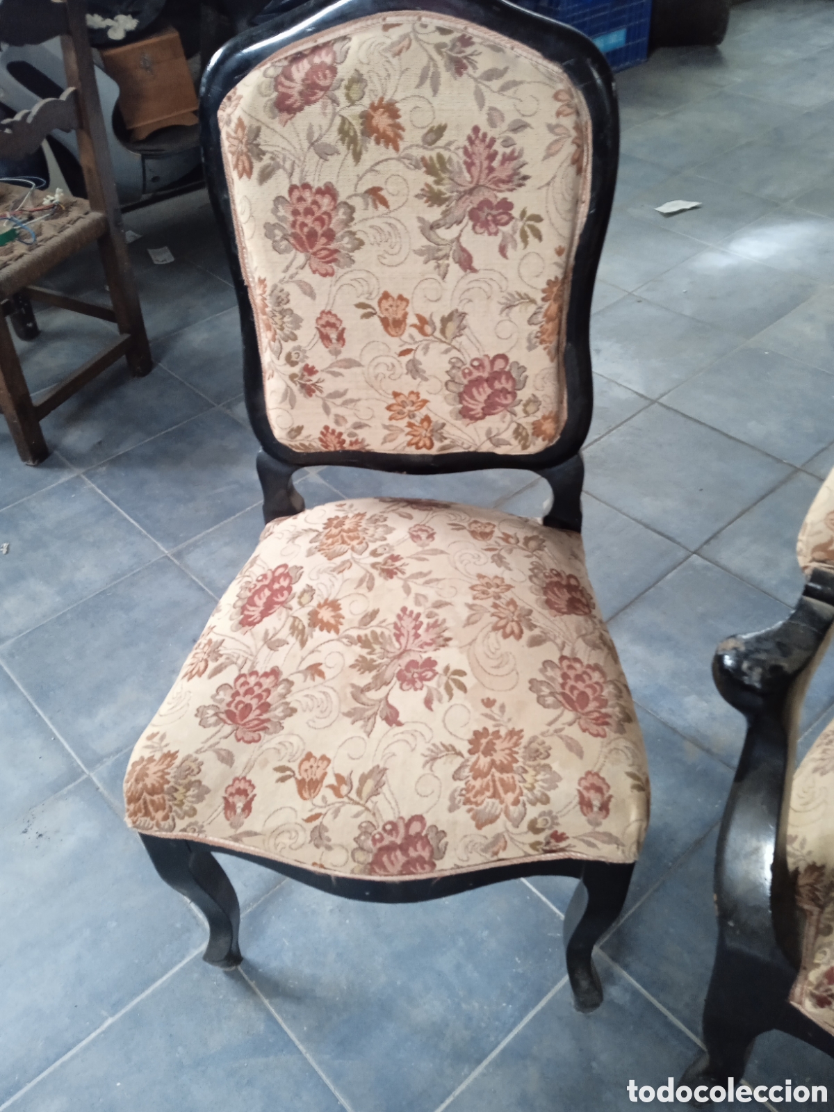 Antig&uuml;edades: Sill&oacute;n y dos sillas Isabelinas - Foto 2