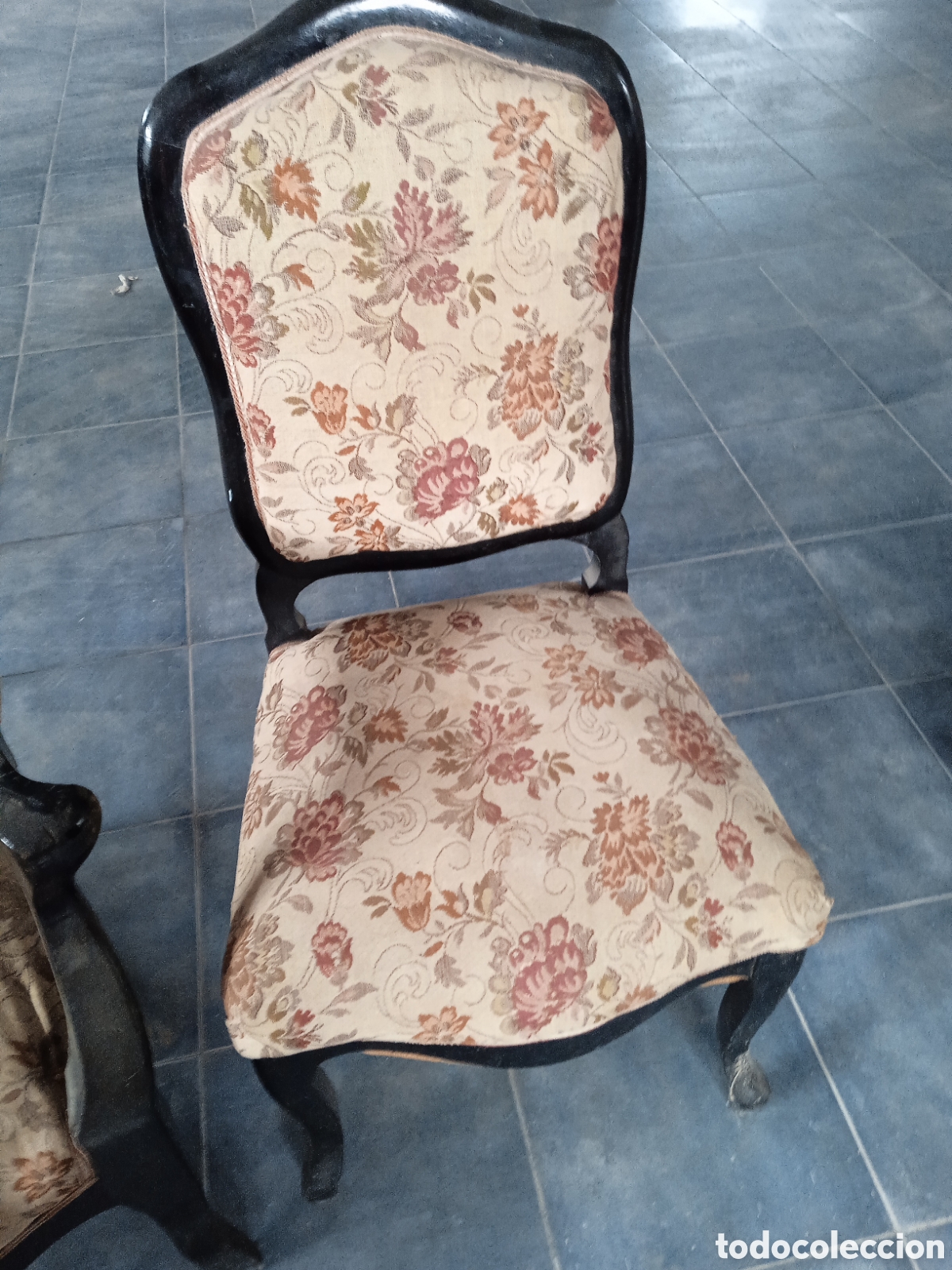 Antig&uuml;edades: Sill&oacute;n y dos sillas Isabelinas - Foto 3