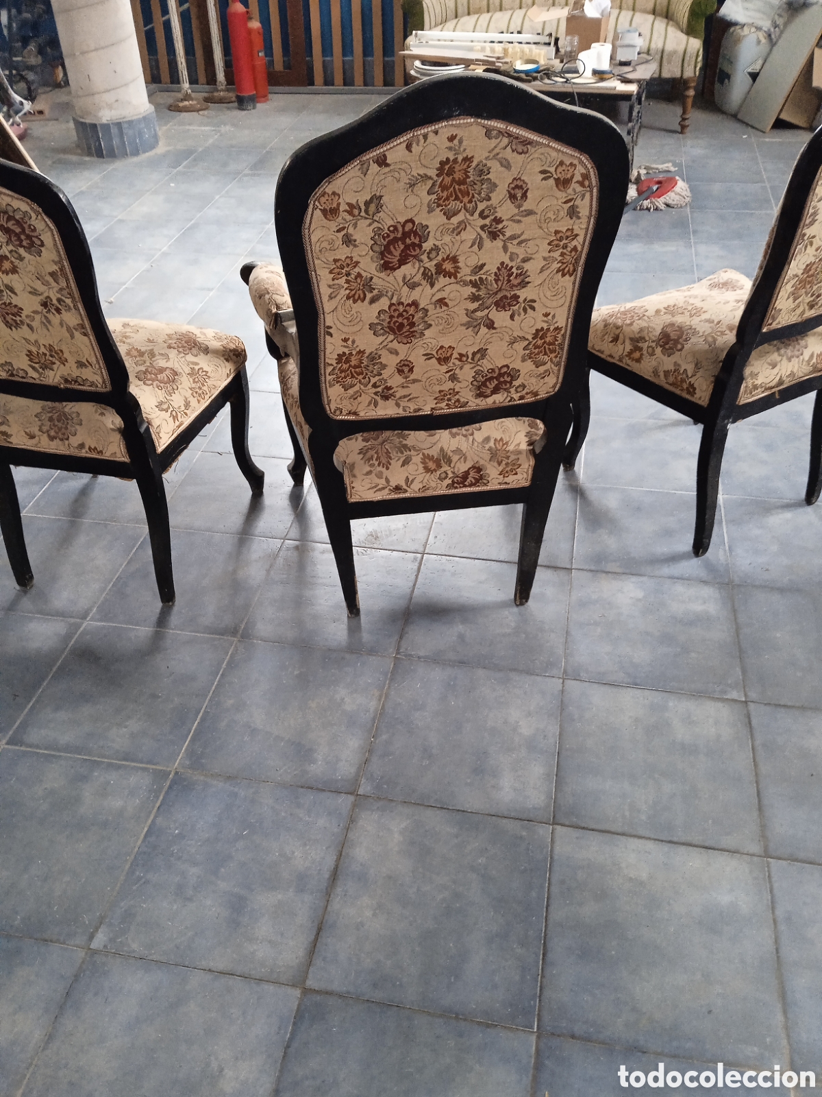 Antig&uuml;edades: Sill&oacute;n y dos sillas Isabelinas - Foto 4