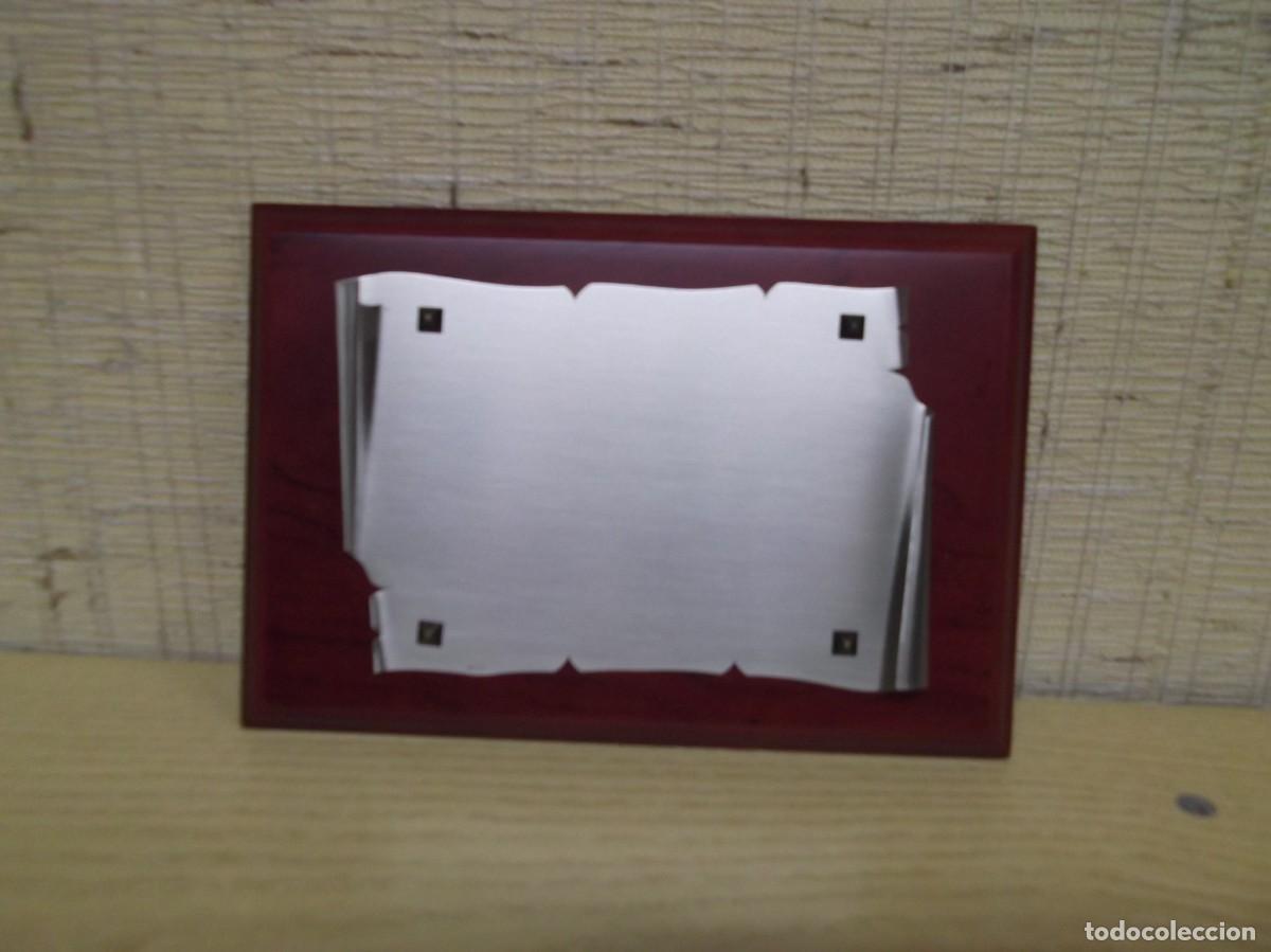 Antig&uuml;edades: Placa conmemorativa pergamino de alpaca con base de madera. - Foto 1