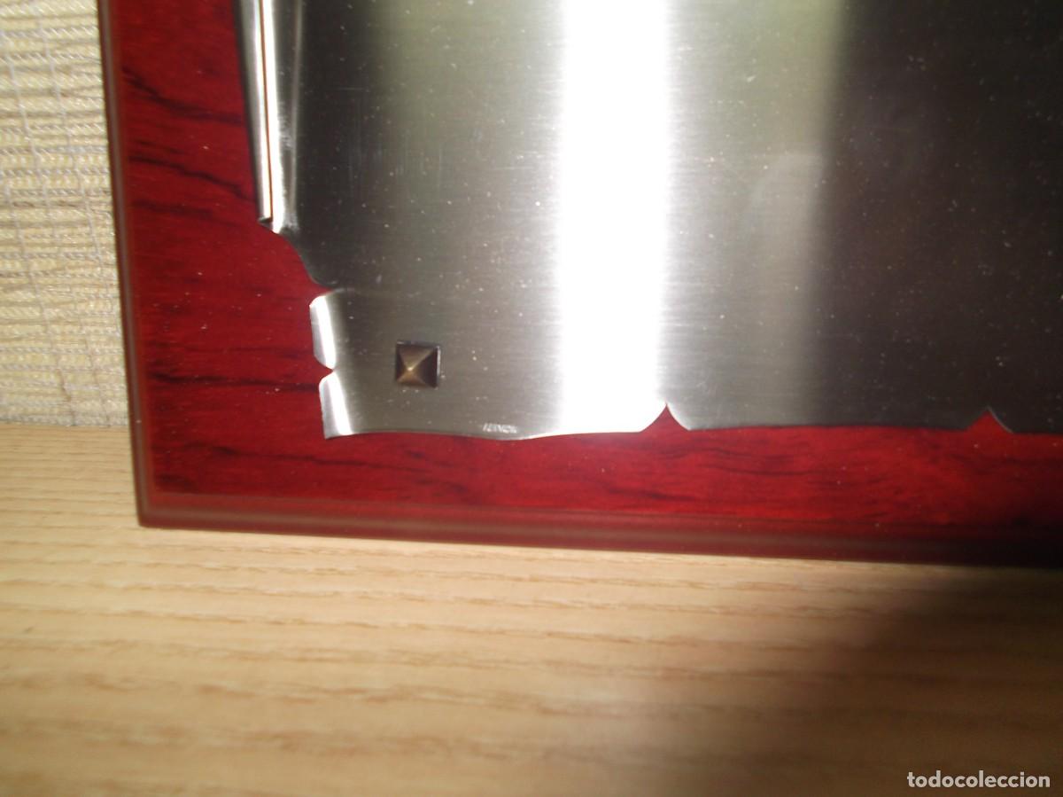 Antig&uuml;edades: Placa conmemorativa pergamino de alpaca con base de madera. - Foto 2