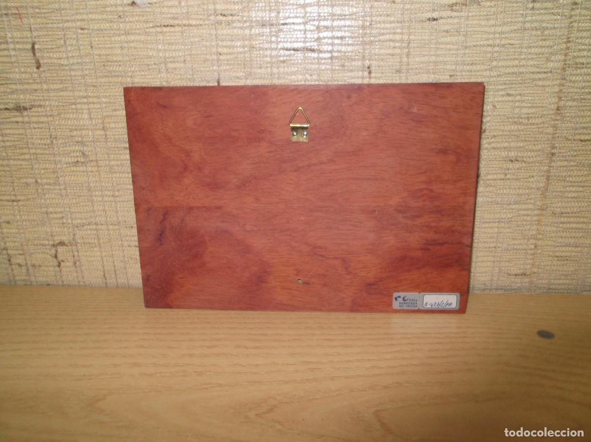 Antig&uuml;edades: Placa conmemorativa pergamino de alpaca con base de madera. - Foto 3