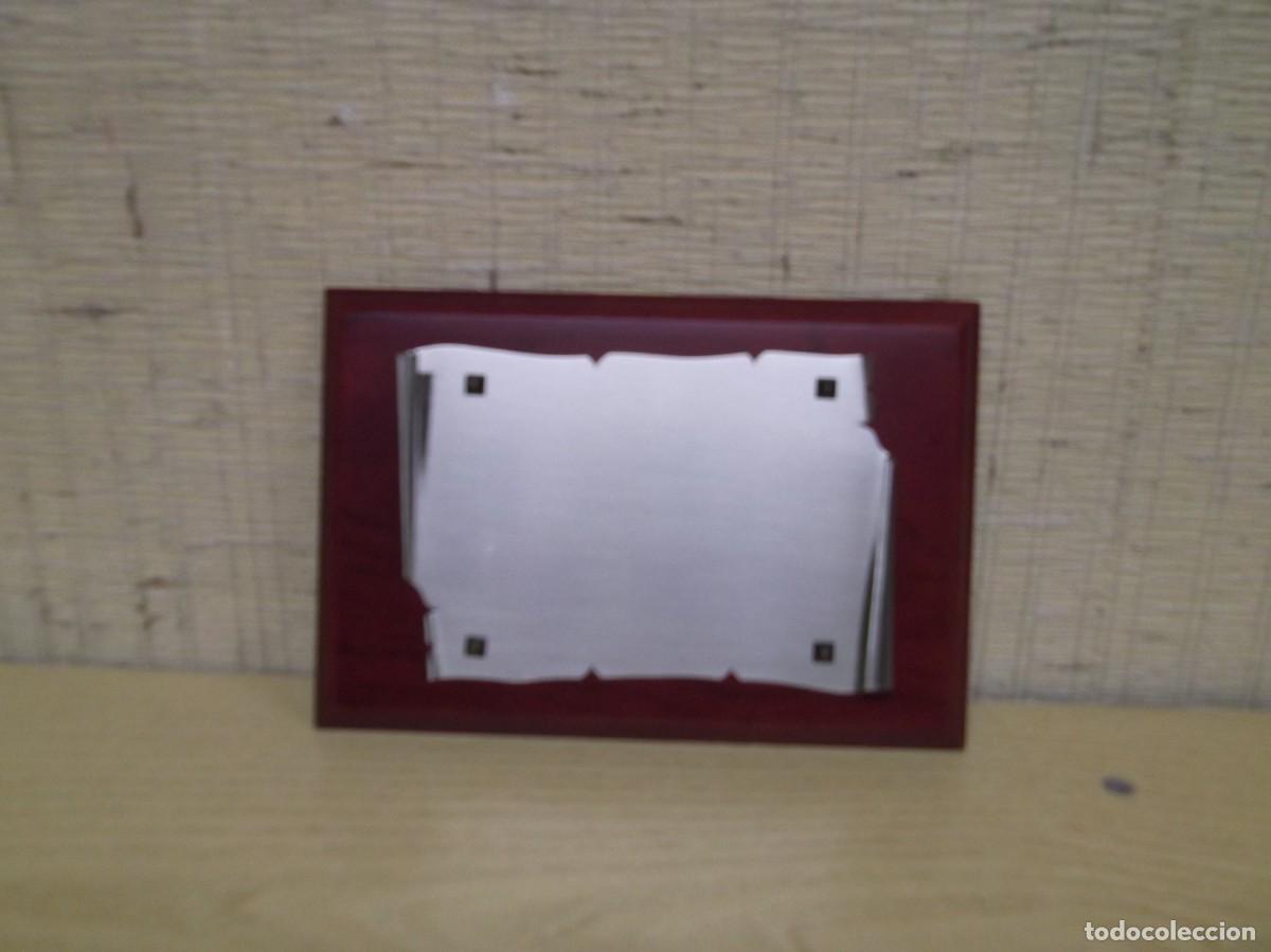 Antig&uuml;edades: Placa conmemorativa pergamino de alpaca con base de madera. - Foto 4