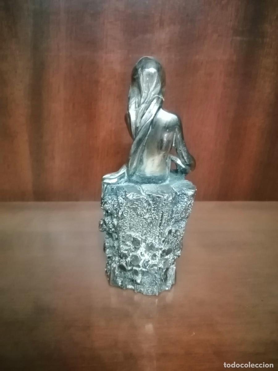 Antig&uuml;edades: FIGURA MUJER SENTADA SOBRE TRONCO - Foto 2