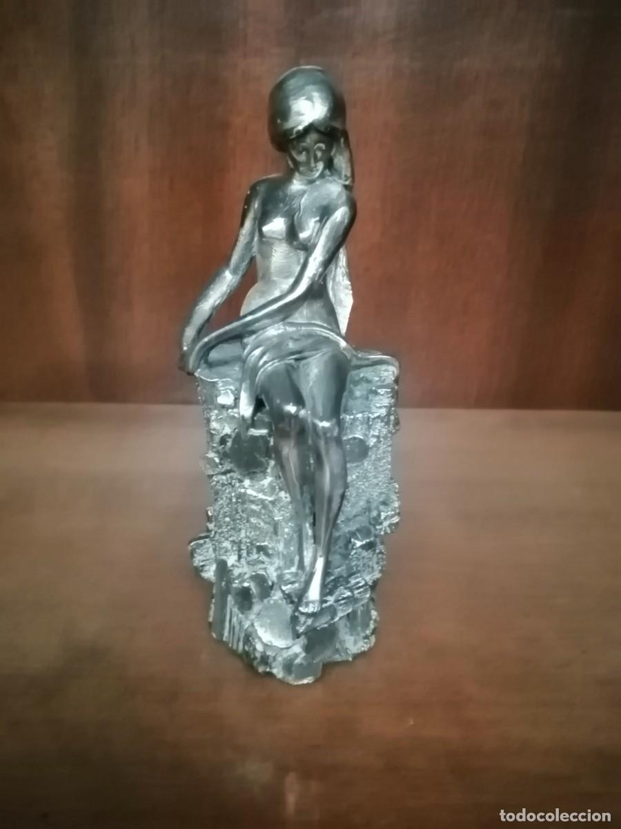 Antig&uuml;edades: FIGURA MUJER SENTADA SOBRE TRONCO - Foto 1