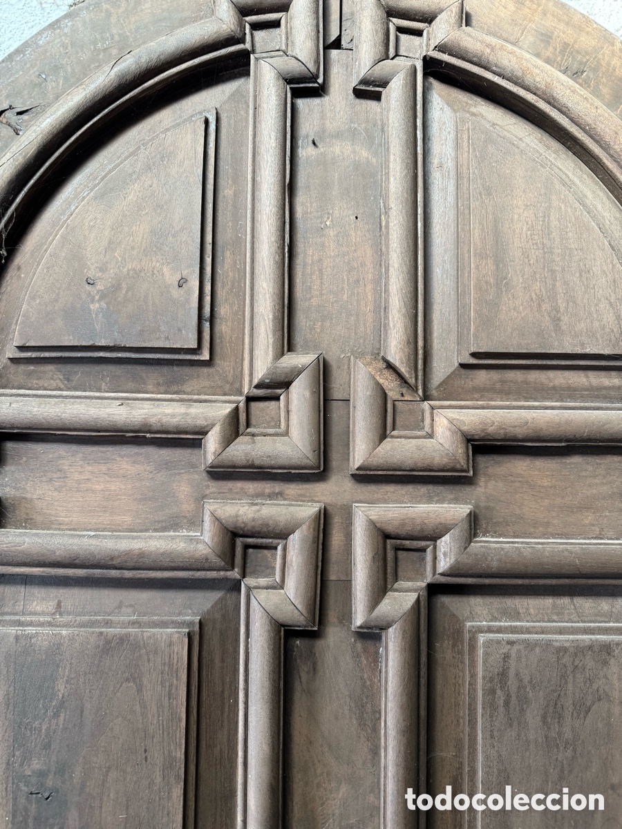 Antig&uuml;edades: Puerta de madera con adornos - Foto 2