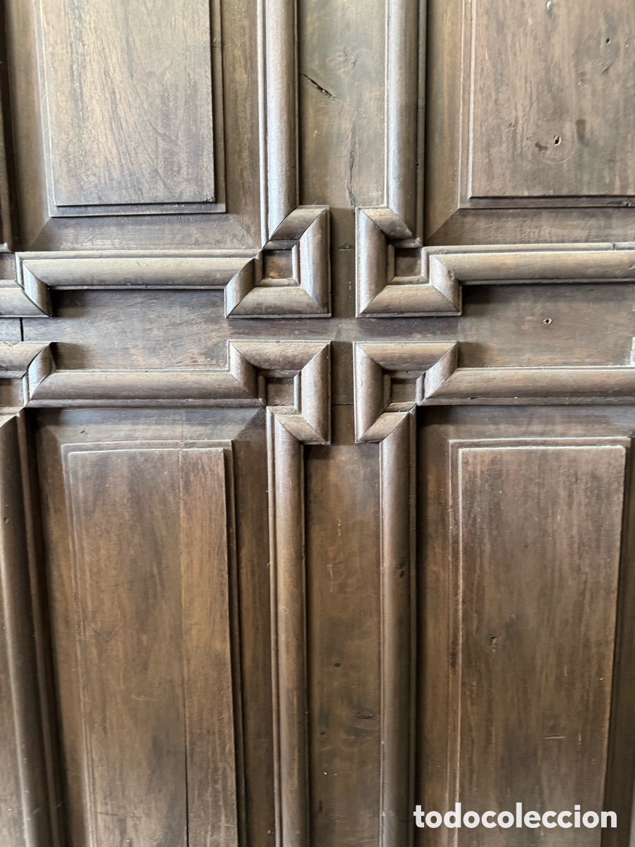 Antig&uuml;edades: Puerta de madera con adornos - Foto 3