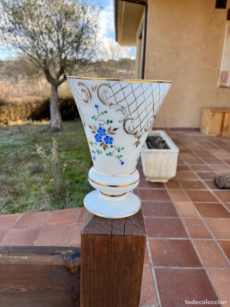Antig&uuml;edades: Florero opalina, ( pintura de oro) - Foto 1