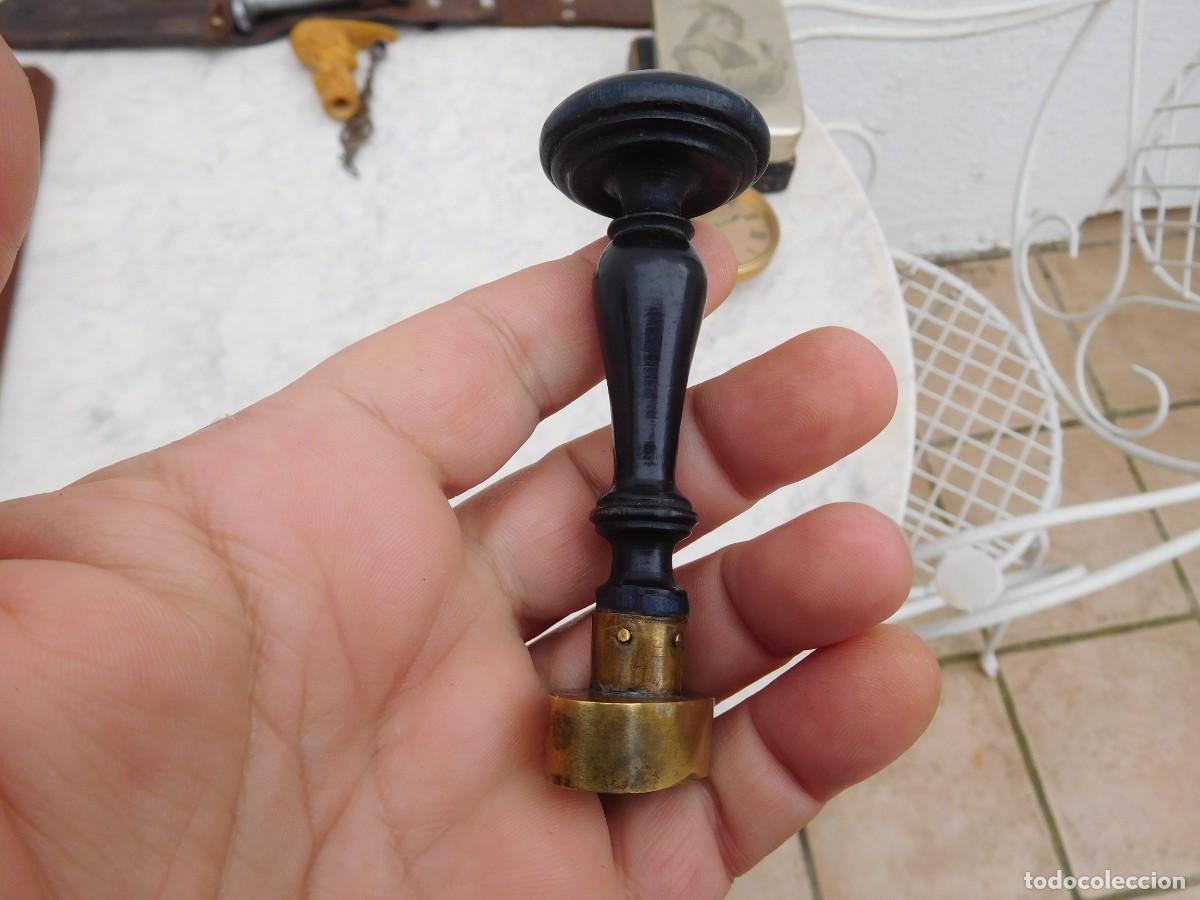 Antig&uuml;edades: Tamp&oacute;n antiguo de madera y bronce - Foto 2