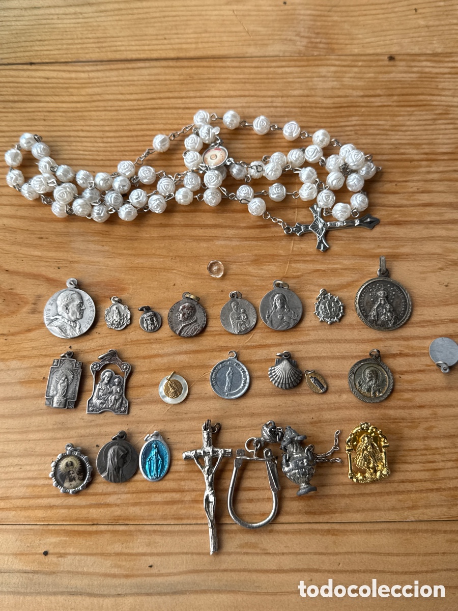 Antiquit&auml;ten: Lote de medallas religiosas y rosario