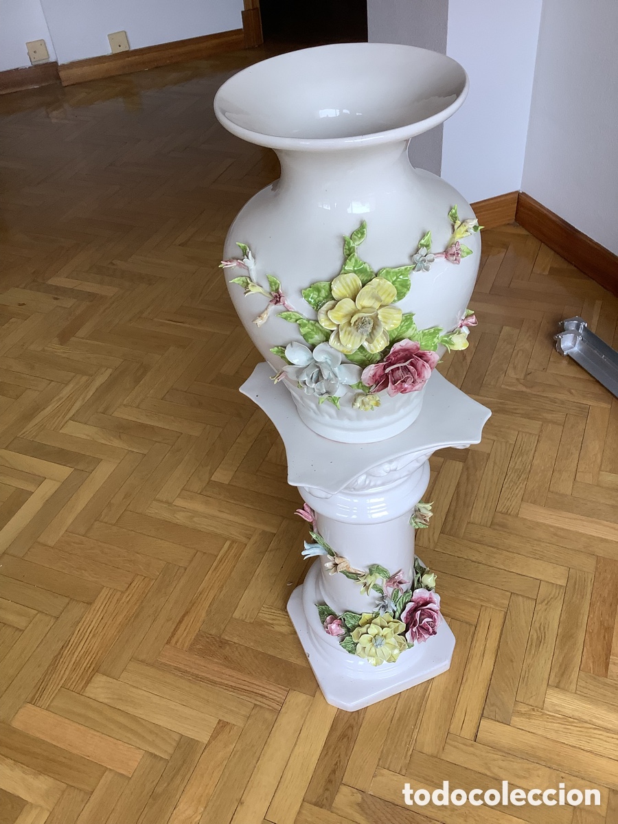 Antig&uuml;edades: Jarr&oacute;n blanco con flores multicolor en relieve - Foto 4