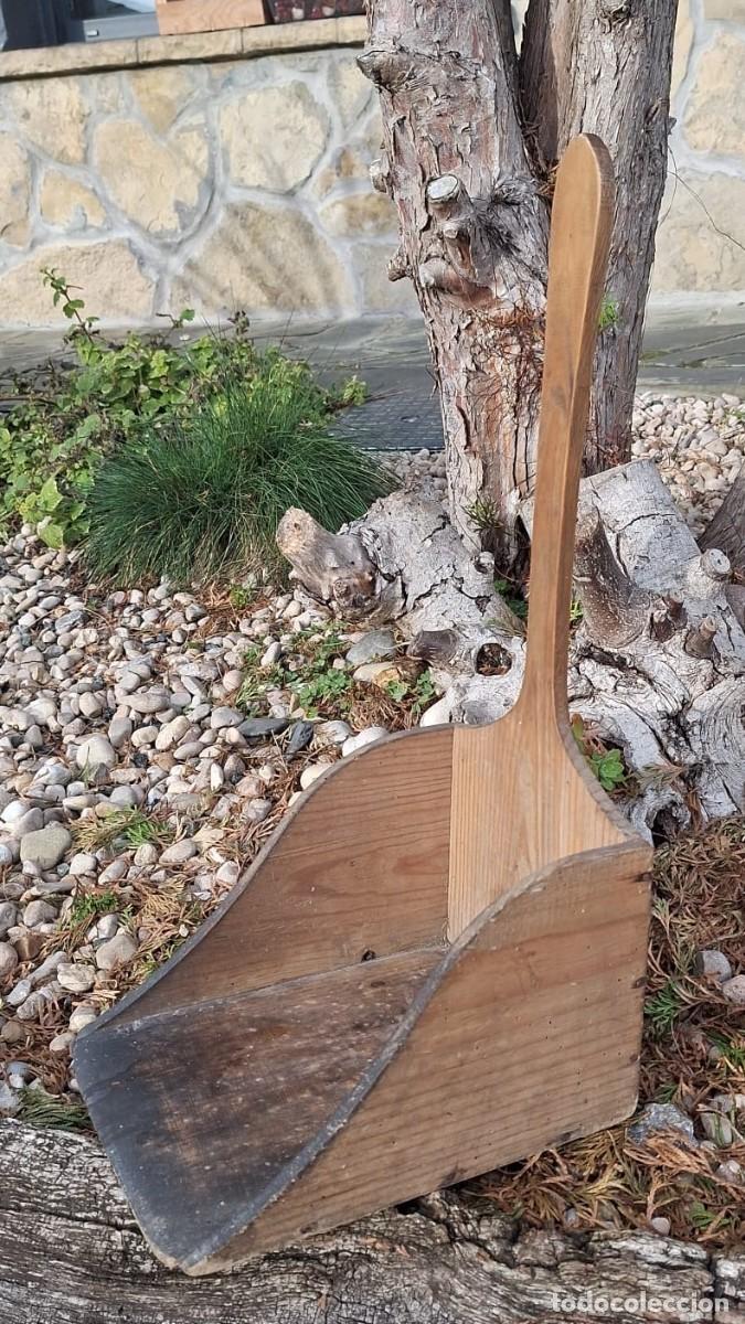 Antig&uuml;edades: Antiguo Recogedor de Madera - Foto 1