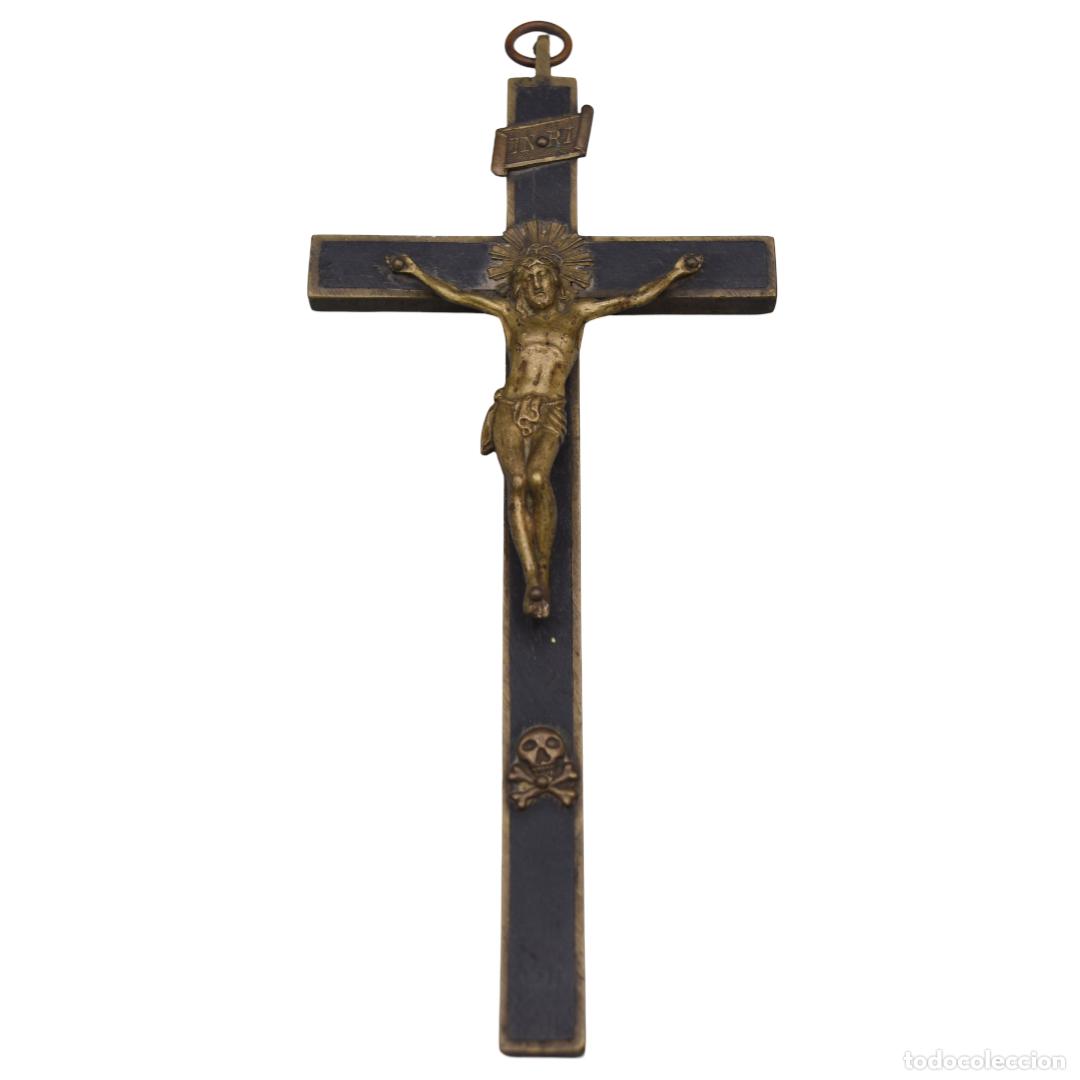 Antig&uuml;edades: Crucifijo antiguo de bronce y madera - Foto 1