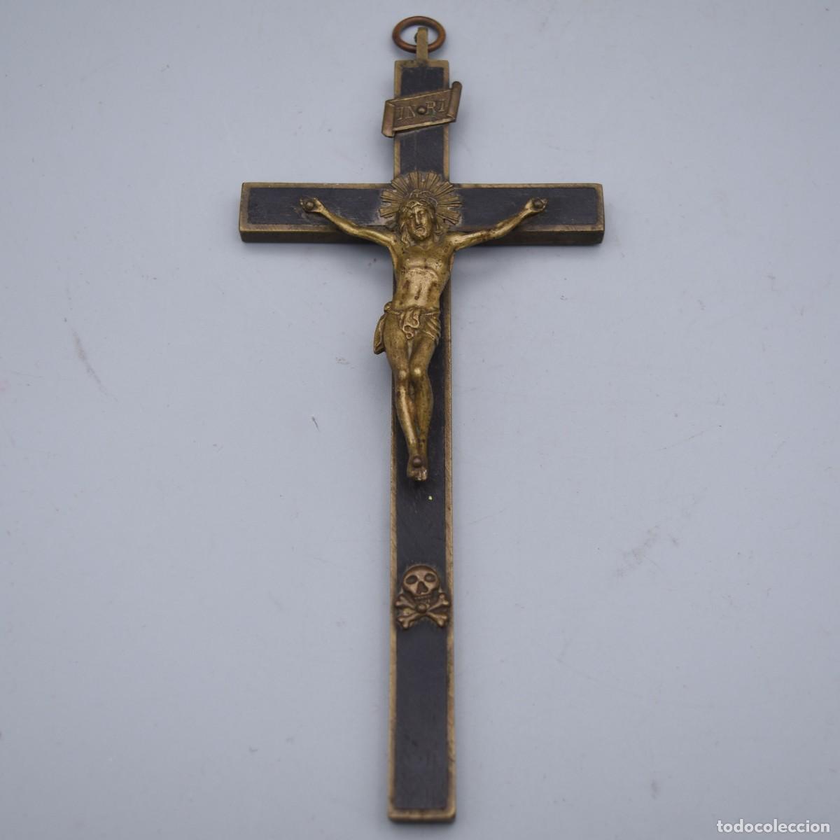 Antig&uuml;edades: Crucifijo antiguo de bronce y madera - Foto 2