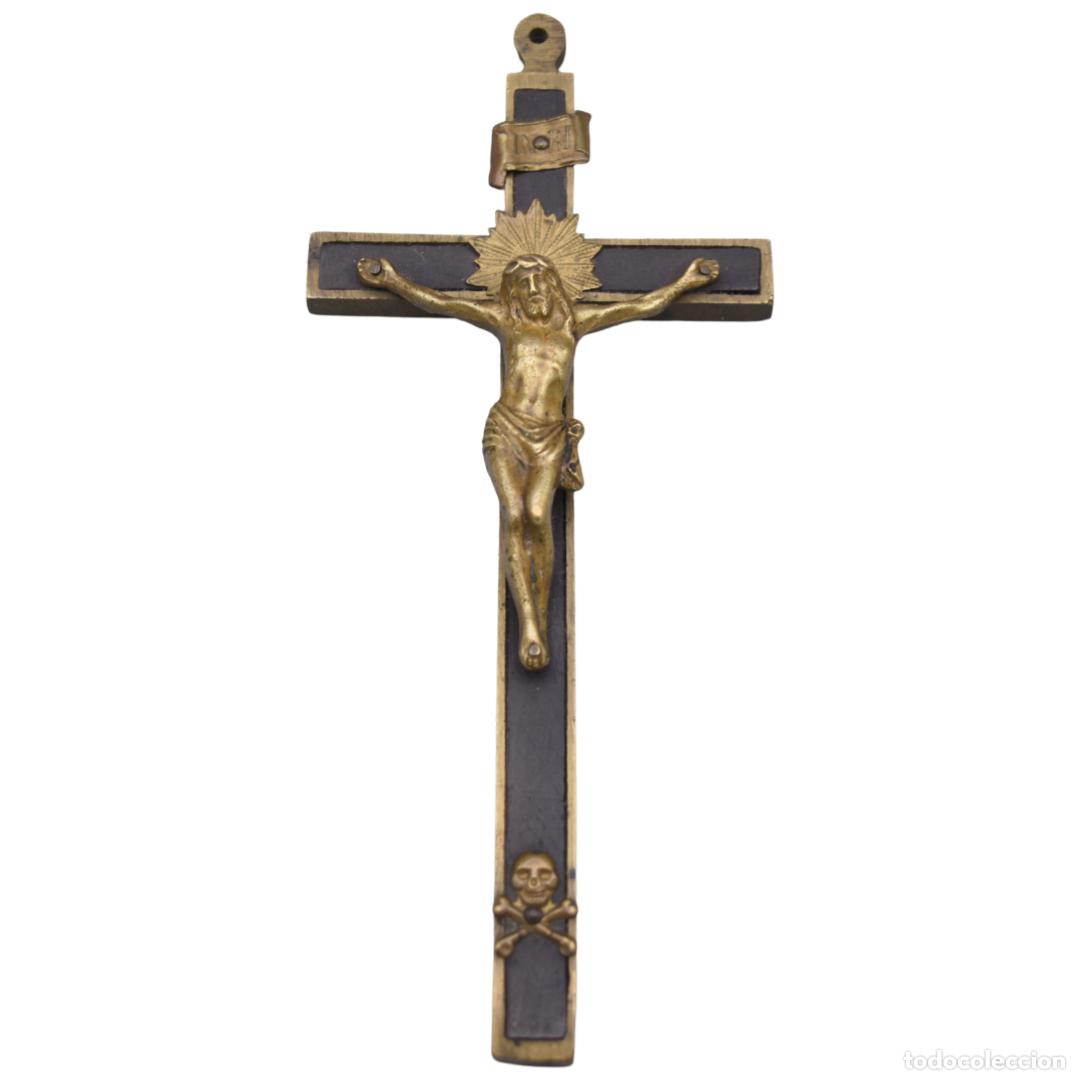 Antig&uuml;edades: Crucifijo antiguo de bronce y madera - Foto 1
