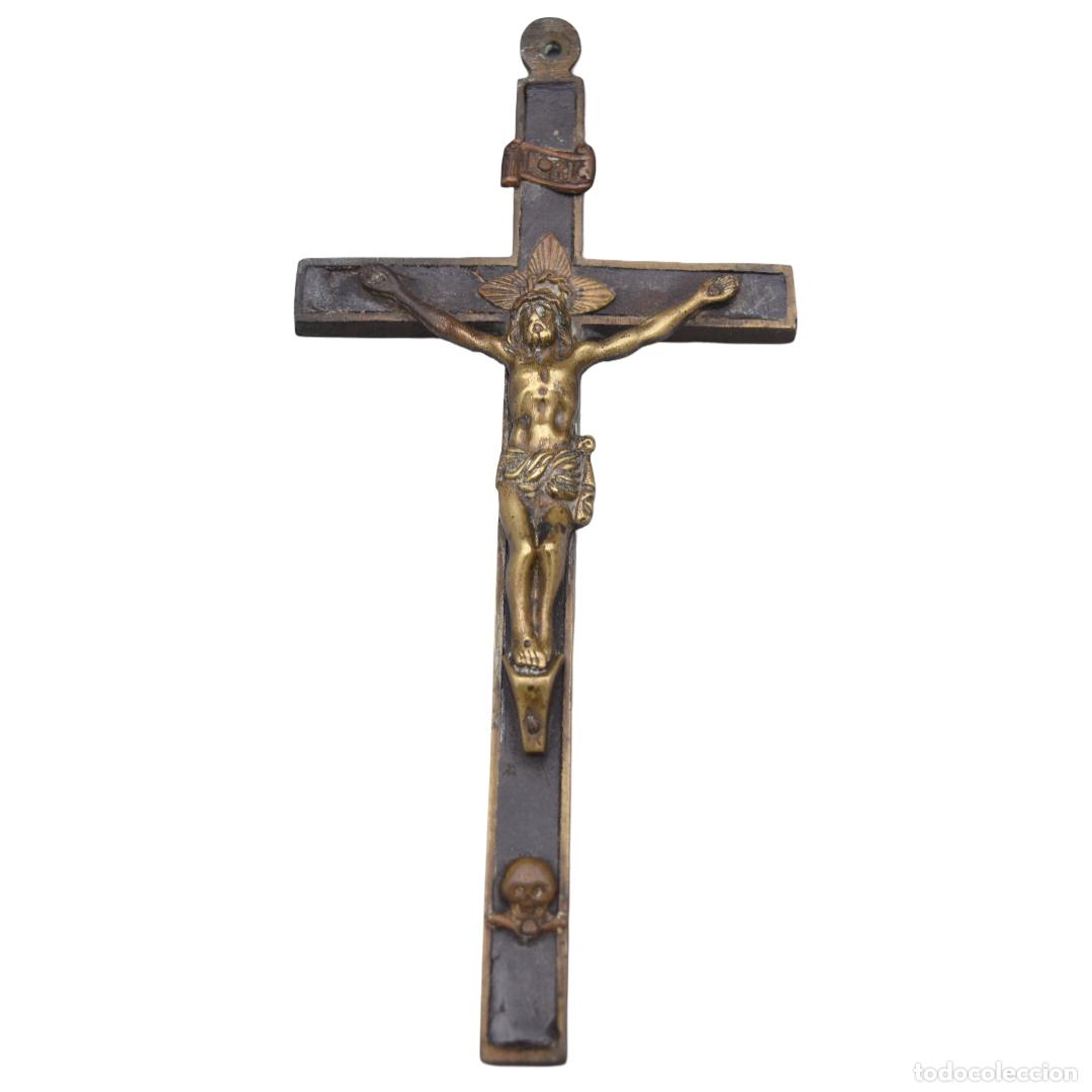 Antig&uuml;edades: Crucifijo antiguo de bronce y madera - Foto 1