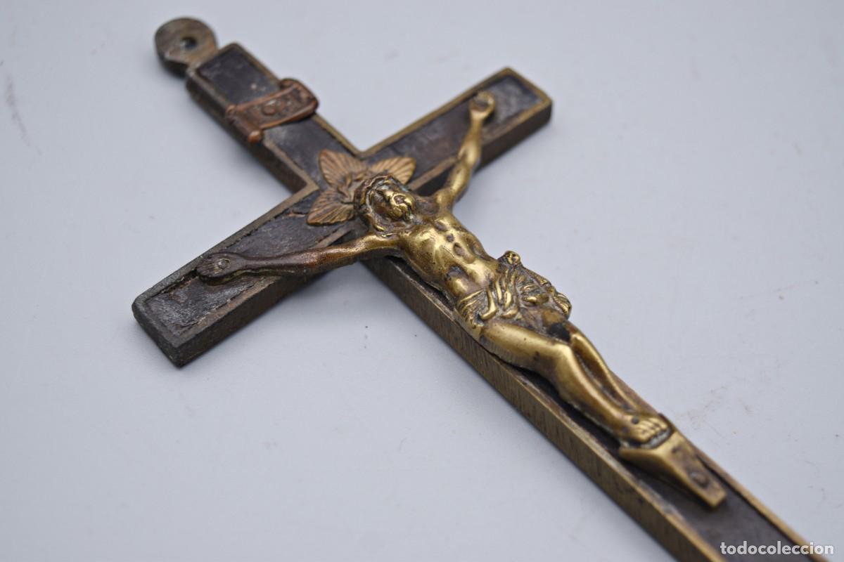 Antig&uuml;edades: Crucifijo antiguo de bronce y madera - Foto 2