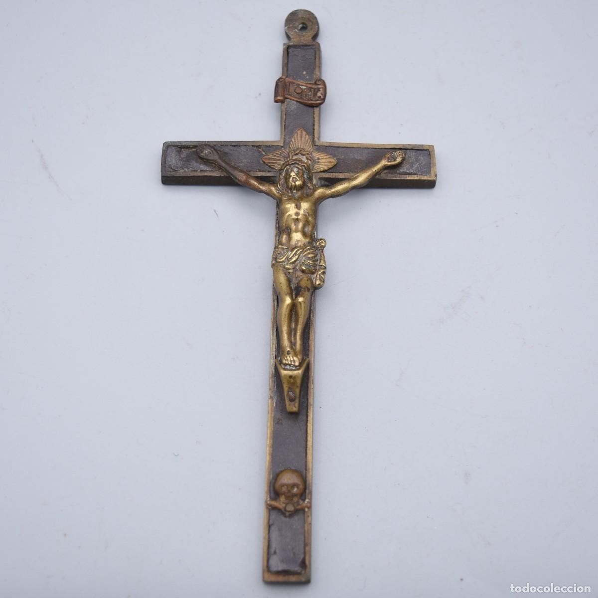 Antig&uuml;edades: Crucifijo antiguo de bronce y madera - Foto 3